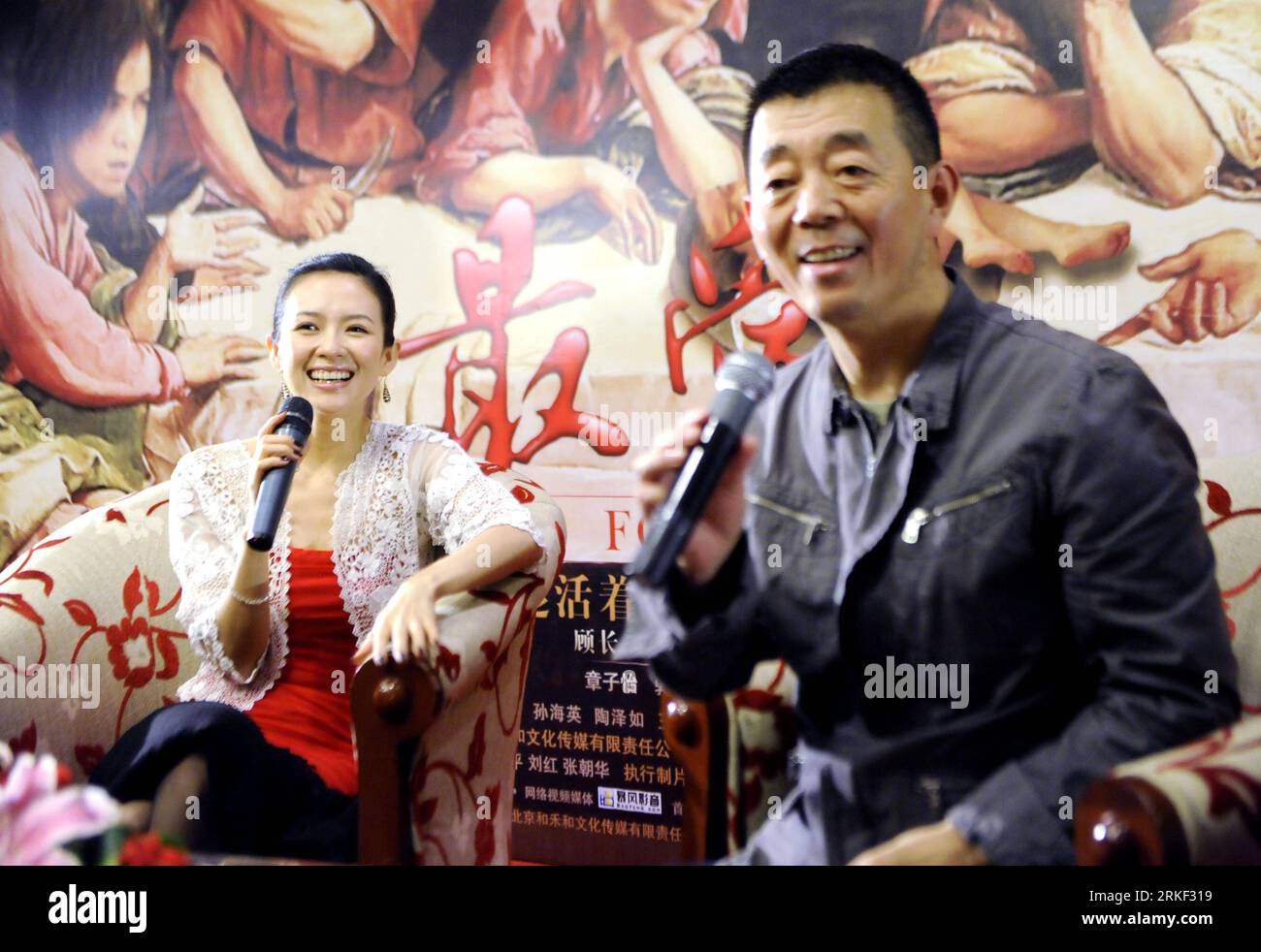 Bildnummer : 55333016 Datum : 10.05.2011 Copyright : imago/Xinhua (110510) -- NANJING, 10 mai 2011 (Xinhua) -- le réalisateur Gu Changwei (à droite) et l'actrice Zhang Ziyi assistent à une conférence de presse du film Love for Life à Nanjing, capitale de la province du Jiangsu de l'est de la Chine, le 10 mai 2011. Le film réalisé par Gu Changwei et interprété par Zhang Ziyi et Aaron Kwok a été diffusé mardi. (Xinhua) (MCG) #CHINA-NANJING-FILM AMOUR POUR LA VIE -PREMIÈRE CONFÉRENCE DE PRESSE (CN) PUBLICATIONxNOTxINxCHN Entertainment People kbdig xcb xo0x 2011 quer Bildnummer 55333016 Date 10 05 2011 Copyright Imago XINHU Banque D'Images