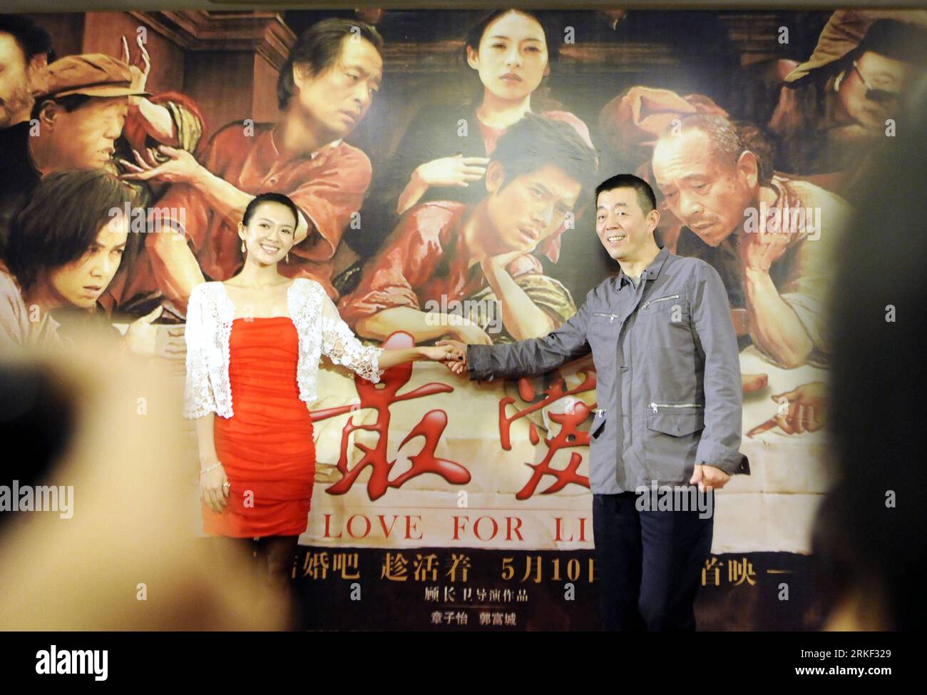 Bildnummer : 55333014 Datum : 10.05.2011 Copyright : imago/Xinhua (110510) -- NANJING, 10 mai 2011 (Xinhua) -- le réalisateur Gu Changwei (R) et l'actrice Zhang Ziyi posent lors d'une conférence de presse du film Love for Life à Nanjing, capitale de la province du Jiangsu de l'est de la Chine, le 10 mai 2011. Le film réalisé par Gu Changwei et interprété par Zhang Ziyi et Aaron Kwok a été diffusé mardi. (Xinhua) (MCG) #CHINA-NANJING-FILM AMOUR POUR LA VIE -PREMIÈRE CONFÉRENCE DE PRESSE (CN) PUBLICATIONxNOTxINxCHN Entertainment People kbdig xcb xo0x 2011 quer Bildnummer 55333014 Date 10 05 2011 Copyright Imago Banque D'Images