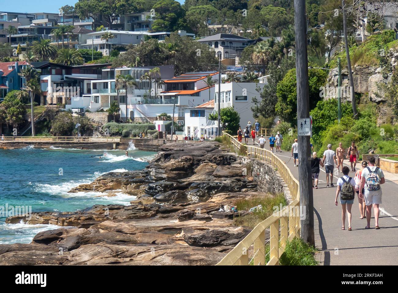 Australie : Walkers on Marine Parade, Manly, NSW: Banque D'Images