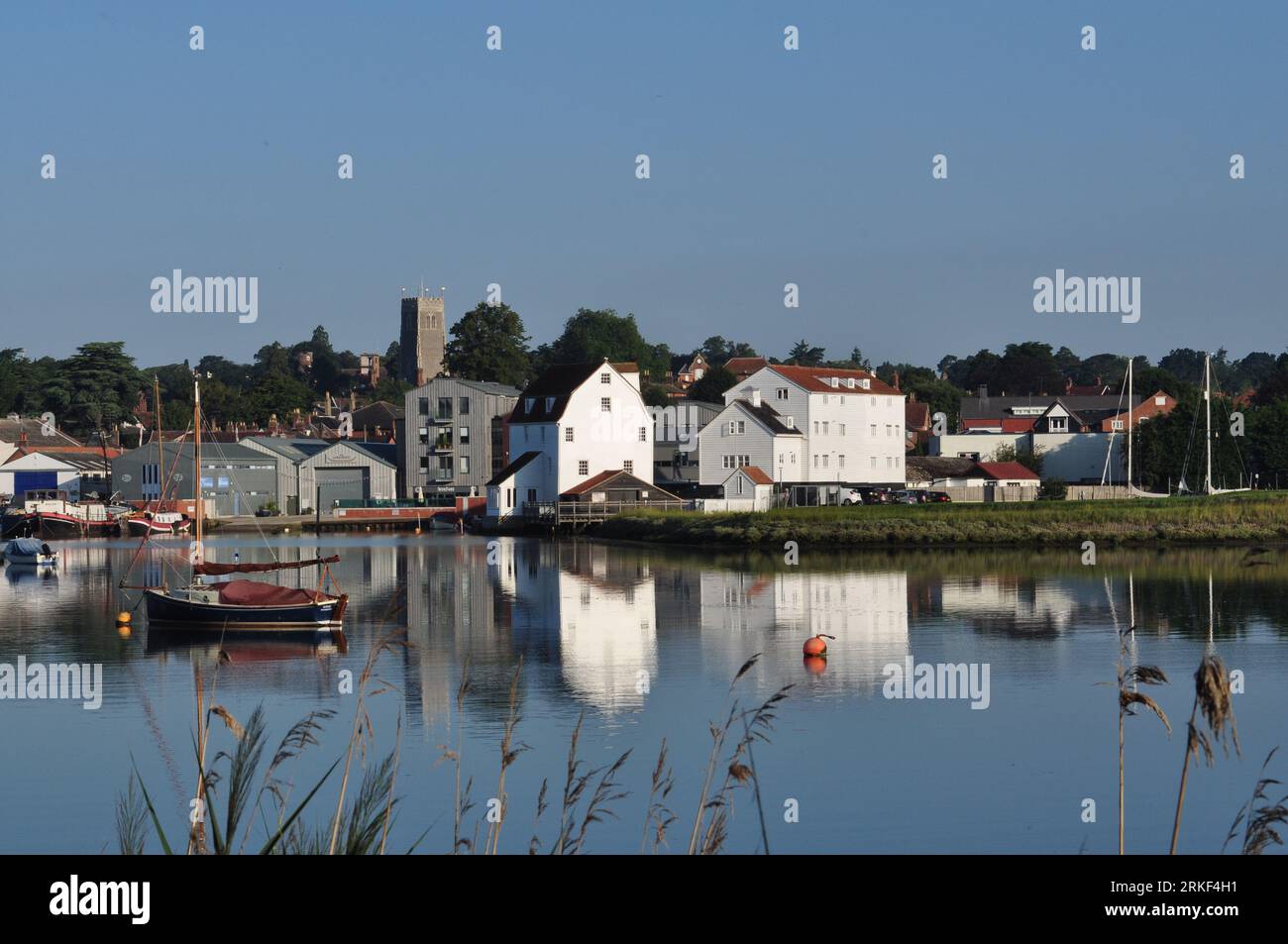 Woodbridge Tide Mill sur la rivière deben, Suffolk, Angleterre, Royaume-Uni Banque D'Images