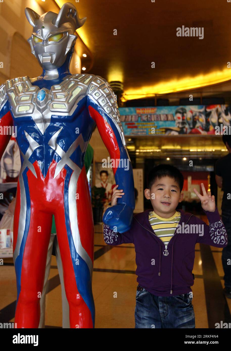 Bildnummer : 55344401 Datum : 13.05.2011 Copyright : imago/Xinhua (110513) -- SHANGHAI, 13 mai 2011 (Xinhua) -- Un enfant prend une photo avec un modèle d'ultraman à shanghai, dans l'est de la Chine, le 13 mai 2011. Le film Mega Monster Battle-Ultra Galaxy Legends , sorti en Chine pour la première fois pour célébrer le 45e anniversaire de la création d'ultraman, a tenu vendredi une première au cinéma Shanghai Daguangming, avec la participation de Shinichi Ooka, connu comme le père d'ultraman et le producteur de ce film. (Xinhua/Ren long)(zxh) CHINA-SHANGHAI-ULTRAMAN-PREMIERE (CN) PUBLICATIONxNOTxINxCHN Entertainm Banque D'Images