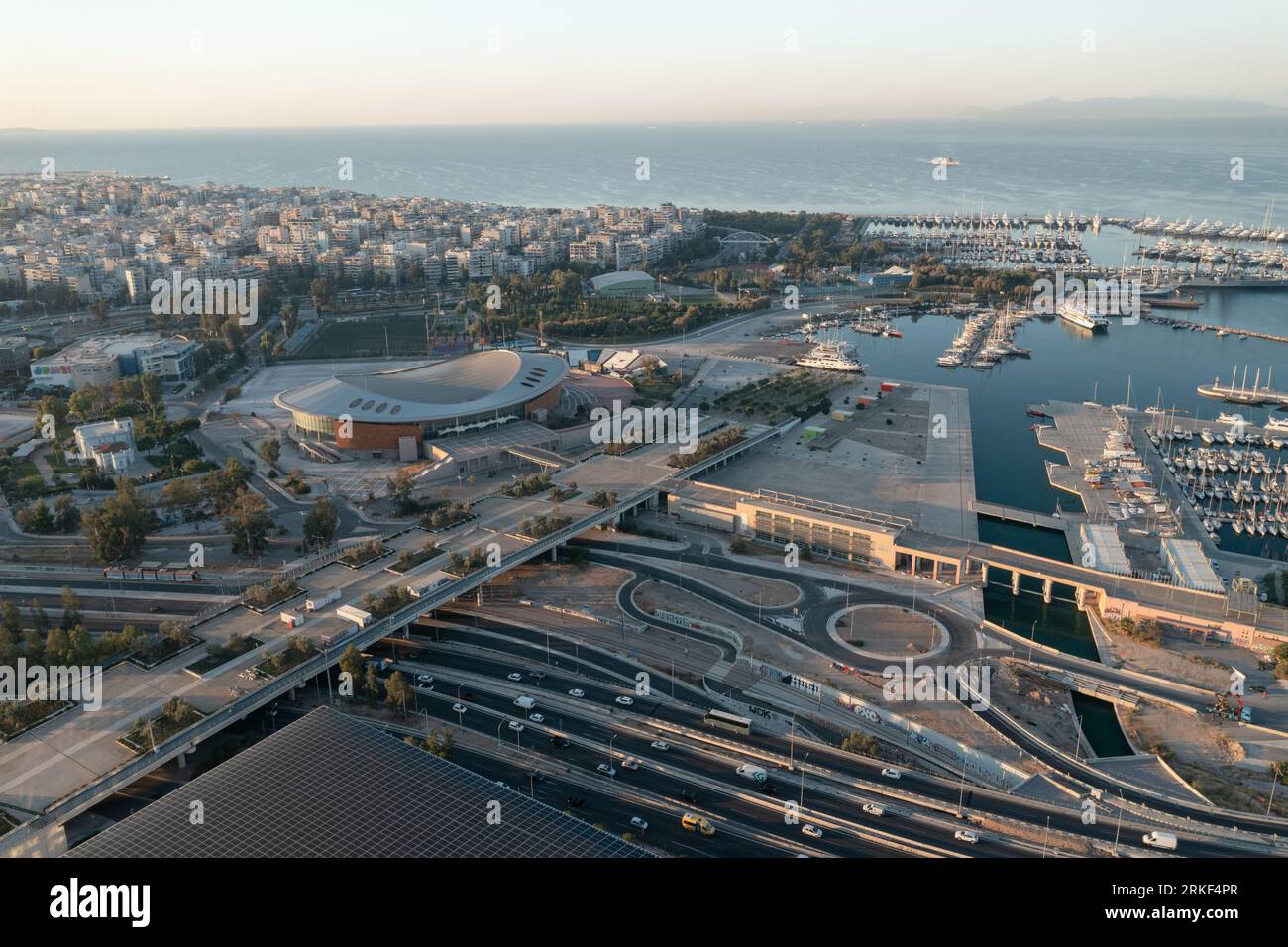 Faliro Summer Theater et Marina Bay View : la culture côtière d'Athènes Banque D'Images