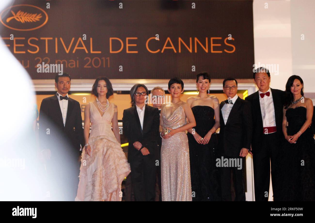 Bildnummer : 55345952 Datum : 13.05.2011 Copyright : imago/Xinhua (110514) -- CANNES, (Xinhua) -- le réalisateur Peter Chan Ho Sun (3e L), Donnie yen Chi Tan (3R), Tang Wei (2L), Takeshi Kaneshiro (li., Gun Sing Mo) et d'autres membres de l'équipe du film Wuxia assistent à la projection à minuit de Wuxia présenté hors compétition au 64e Festival de Cannes, France. (Xinhua/Gao Jing) (zx) FRANCE-CANNES FILM FESTIVAL-WUXIA PUBLICATIONxNOTxINxCHN Kultur Entertainment People film 64. Internationale Filmfestspiele Cannes Filmpremiere kbdig xkg 2011 quer o0 Donnie yen Chi Tan (3R), Tang Wei ( Banque D'Images