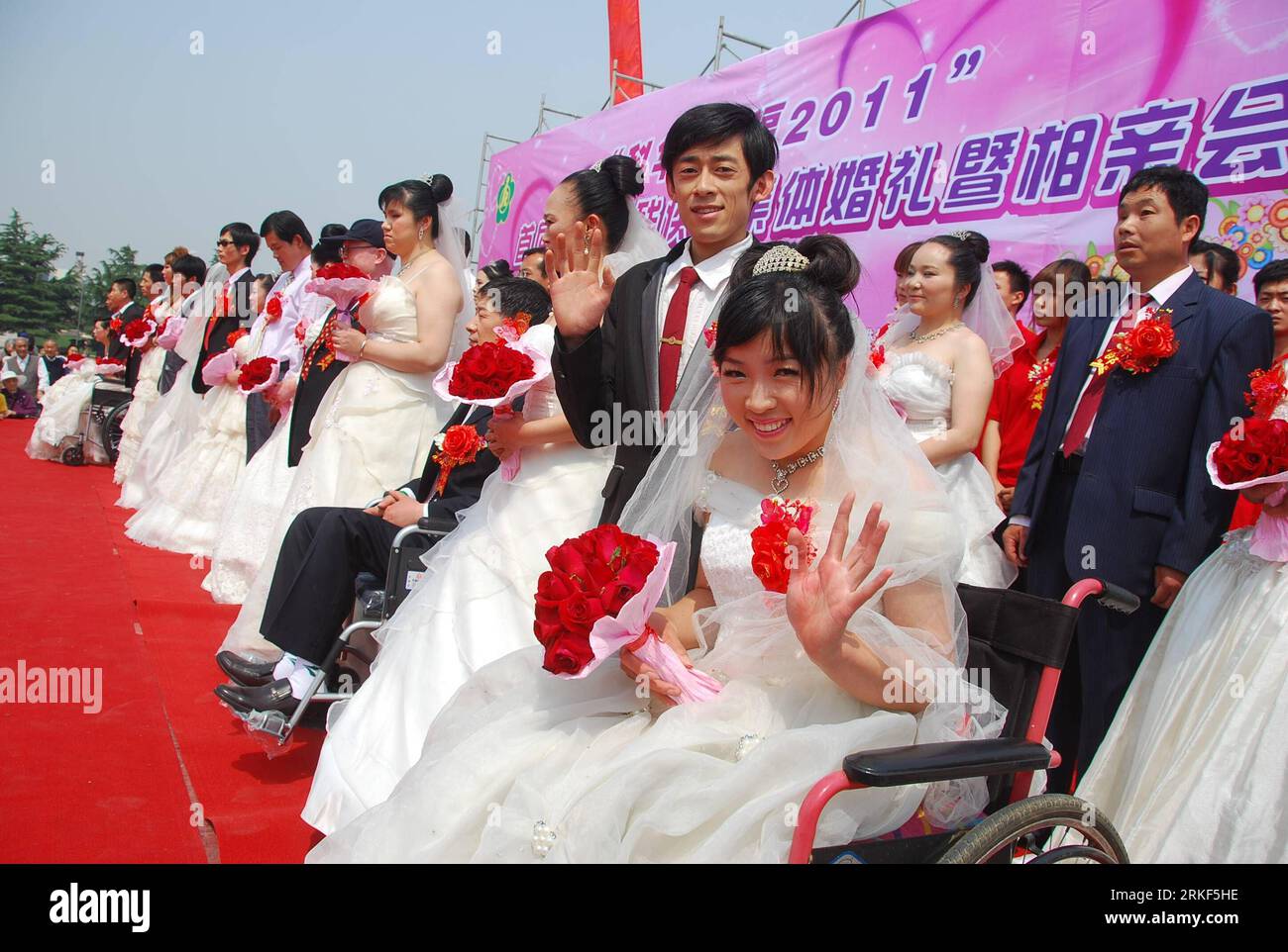 Bildnummer : 55348612 Datum : 15.05.2011 Copyright : imago/Xinhua (110515) -- WEIFANG, 15 mai 2011 (Xinhua) -- des couples prennent part à un mariage de masse pour handicapés à Weifang, dans la province du Shandong de l'est de la Chine, le 15 mai 2011. Le premier mariage de masse pour les handicapés, avec la participation de 18 couples, a eu lieu dans la ville de Weifang le dimanche, la 21e Journée nationale de l'aide aux handicapés, avec pour thème l'amélioration des moyens de subsistance des handicapés, la protection des droits et des intérêts des handicapés. (Xinhua/Wang Lijun)(zxh) CHINE-SHANDONG-JOURNÉE NATIONALE D'ASSISTANCE AUX HANDICAPÉS-MARIAGE COLLECTIF (CN) PUBLICATIONxNO Banque D'Images