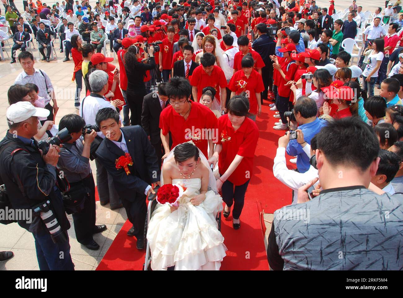 Bildnummer : 55348610 Datum : 15.05.2011 Copyright : imago/Xinhua (110515) -- WEIFANG, 15 mai 2011 (Xinhua) -- des couples prennent part à un mariage de masse pour handicapés à Weifang, dans la province du Shandong de l'est de la Chine, le 15 mai 2011. Le premier mariage de masse pour les handicapés, avec la participation de 18 couples, a eu lieu dans la ville de Weifang le dimanche, la 21e Journée nationale de l'aide aux handicapés, avec pour thème l'amélioration des moyens de subsistance des handicapés, la protection des droits et des intérêts des handicapés. (Xinhua/Wang Lijun)(zxh) CHINE-SHANDONG-JOURNÉE NATIONALE D'ASSISTANCE AUX HANDICAPÉS-MARIAGE COLLECTIF (CN) PUBLICATIONxNO Banque D'Images
