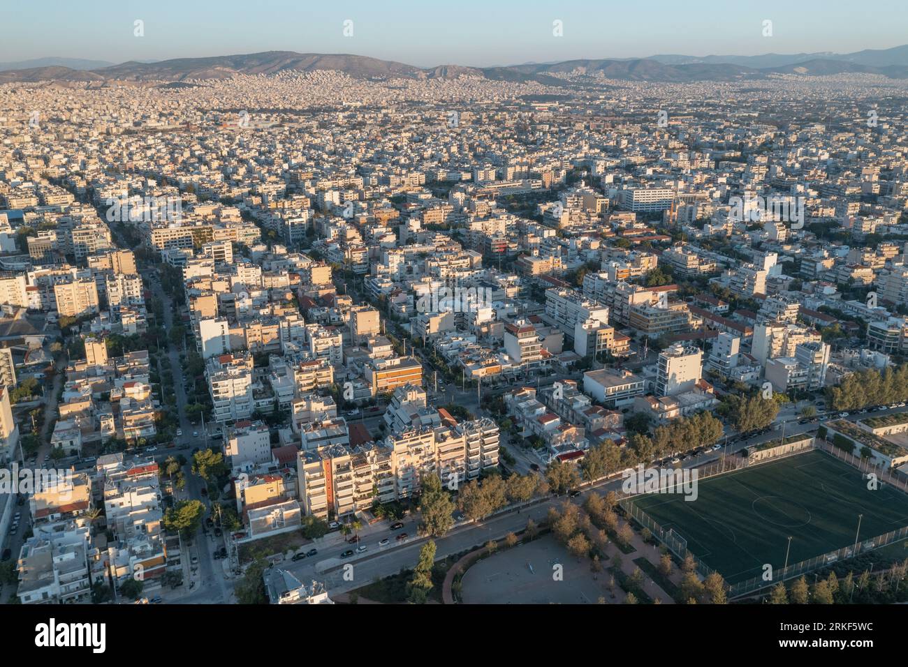 Paysage urbain d'Athènes : une perspective légèrement tournée sur la beauté architecturale Banque D'Images