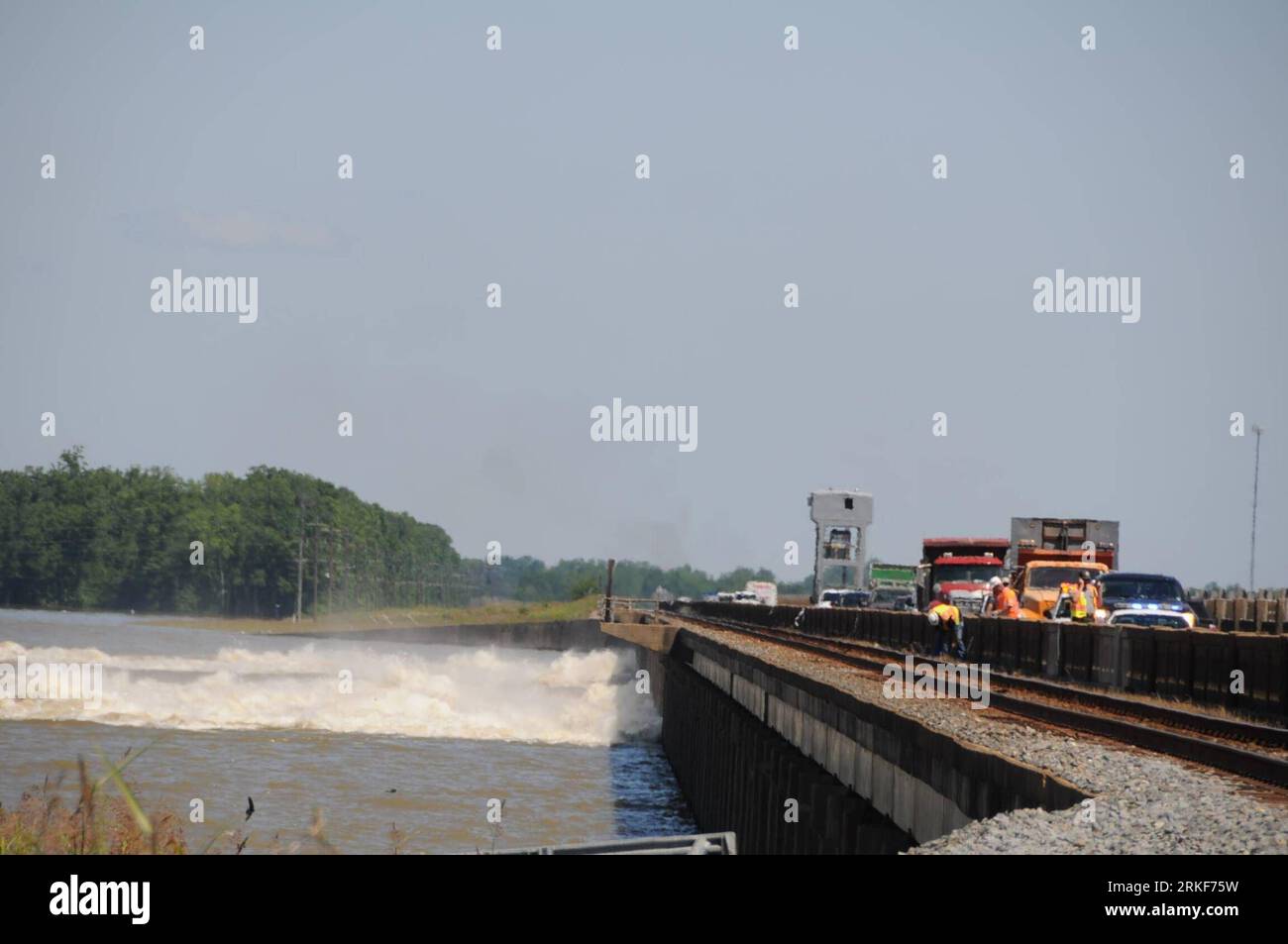 Bildnummer : 55356724 Datum : 17.05.2011 Copyright : imago/Xinhua (110517) -- LOUISIANE, 17 mai 2011 (Xinhua) -- la photo prise le 17 mai 2011 montre une inondation se déversant du déversoir Morganza du Mississippi en Louisiane, aux États-Unis. Les ingénieurs de l'armée américaine ont commencé à ouvrir des portes d'inondation ici pour détourner les inondations loin des villes fortement peuplées pour la première fois depuis près de quatre décennies. (Xinhua/Chen Yu) (wjd) US-MISSISSIPPI-FLOOD-OPEN GATES PUBLICATIONxNOTxINxCHN Gesellschaft Hochwasser Naturkatastrophe USA premiumd kbdig xsp 2011 quer o0 totale, Hochwasserentlstung, Staudamm, Damm, AB Banque D'Images