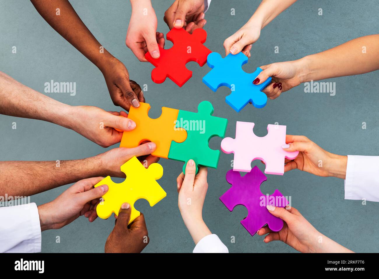 Portrait de l'équipe médicale Problèmes Puzzle coloré contre l'arrière-plan gris Banque D'Images
