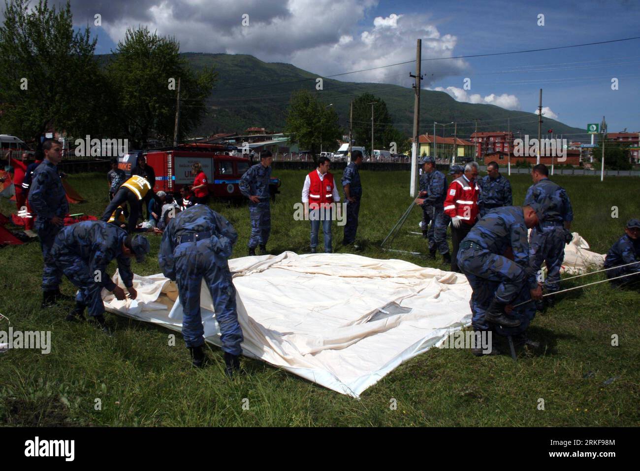 Bildnummer : 55379051 Datum : 20.05.2011 Copyright : imago/Xinhua (110520) -- TURQUIE, 20 mai 2011 (Xinhua) -- des membres de secours construisent une tente temporaire à Kutahya, dans l'ouest de la Turquie, 20 mai 2011. Le ministre turc de l'Environnement et des forêts, Veysel Eroglu, a déclaré vendredi que deux personnes avaient été tuées et 79 autres blessées après un tremblement de terre de magnitude 5,9 qui a secoué la partie occidentale du pays. (Xinhua/Anatolia News Agency) (jl) TURKEY-QUAKE-VICTIM PUBLICATIONxNOTxINxCHN Gesellschaft Erdbeben Notunterkunft Zeltlager Zelt kbdig xdp premiumd 2011 quer Bildnummer 55379051 Date 20 05 2011 Copyright Imag Banque D'Images