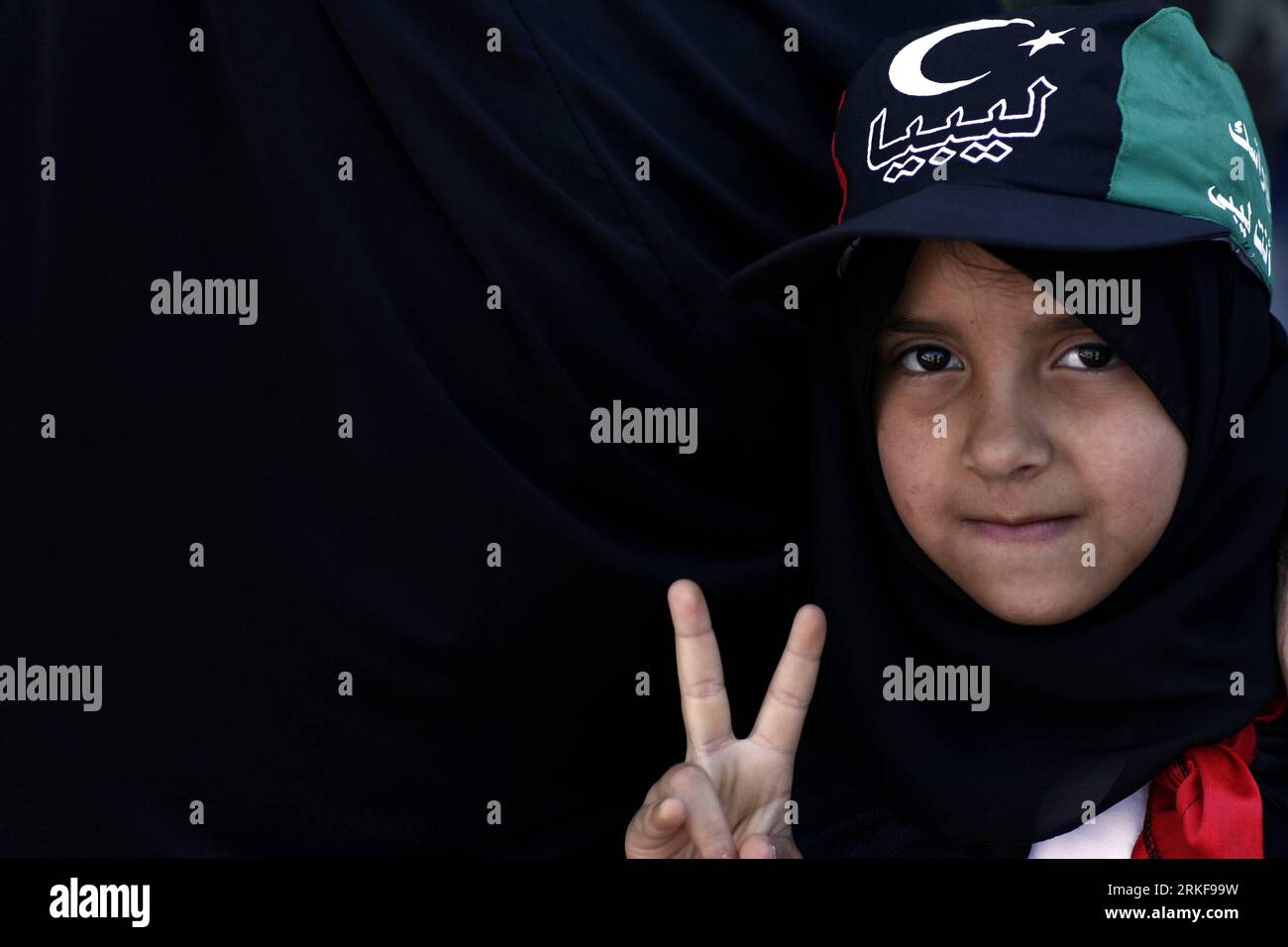 Bildnummer : 55379066 Datum : 20.05.2011 Copyright : imago/Xinhua (110521) -- BENGHAZI, 21 mai 2011 (Xinhua) -- Une jeune fille libyenne lance un signe de victoire en soutien à l'opposition lors d'un rassemblement contre le dirigeant libyen Mouammar Kadhafi sur la place de la Révolution dans le bastion rebelle de Benghazi le 20 mai 2011. (Xinhua/Wissam Nassar) (lhh) LIBYA-BENGHAZI-OPPOSITION PARTISANS PUBLICATIONxNOTxINxCHN Gesellschaft Politik Demo Protest Libyen kbdig xdp premiumd 2011 quer o0 Kind, Mädchen, Victory Gestik Bildnummer 55379066 Date 20 05 2011 Copyright Imago XINHUA Benghazi Mai 21 2011 XINHUA A. Banque D'Images