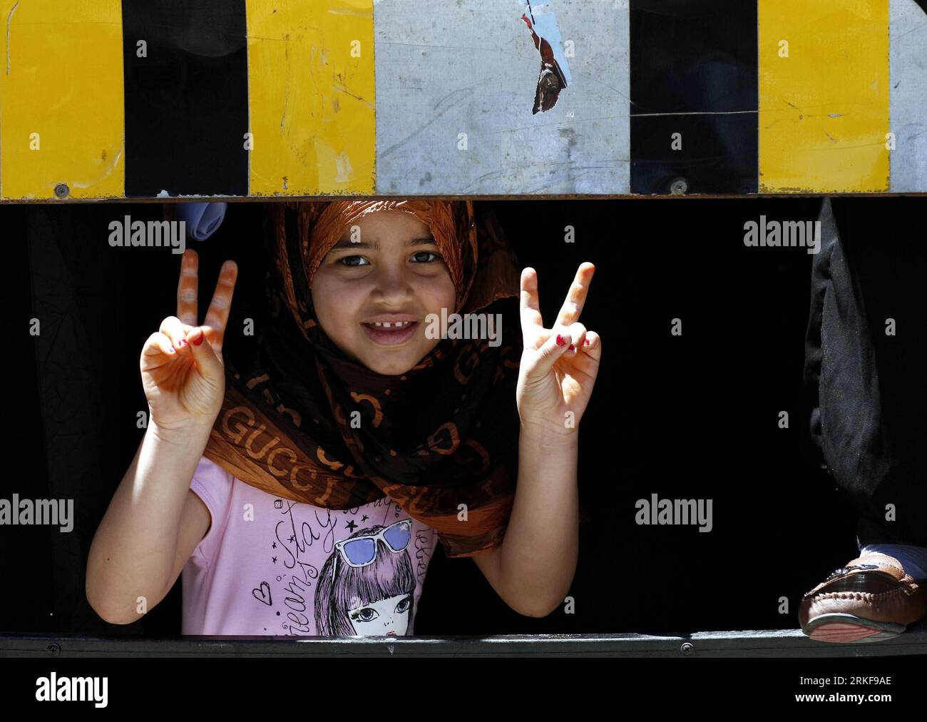 Bildnummer : 55379067 Datum : 20.05.2011 Copyright : imago/Xinhua (110521) -- BENGHAZI, 21 mai 2011 (Xinhua) -- Une jeune fille libyenne lance un signe de victoire en soutien à l'opposition lors d'un rassemblement contre le dirigeant libyen Mouammar Kadhafi sur la place de la Révolution dans le bastion rebelle de Benghazi le 20 mai 2011. (Xinhua/Wissam Nassar) (lhh) LIBYA-BENGHAZI-OPPOSITION PARTISANS PUBLICATIONxNOTxINxCHN Gesellschaft Politik Demo Protest Libyen kbdig xdp premiumd 2011 quer o0 Kind, Mädchen, Victory Gestik Bildnummer 55379067 Date 20 05 2011 Copyright Imago XINHUA Benghazi Mai 21 2011 XINHUA A. Banque D'Images