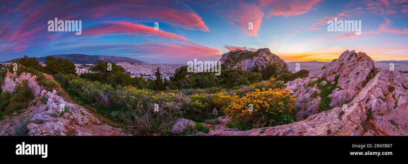 Vue d'Athènes depuis la colline du Lycabette au coucher du soleil, la Grèce. Banque D'Images