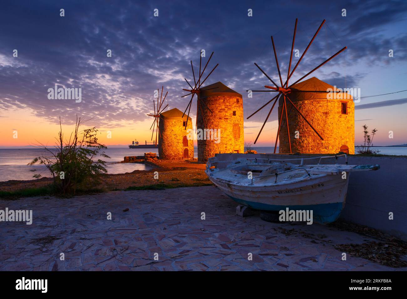 Image de l'heure bleue des célèbres moulins à vent de la ville de Chios. Banque D'Images