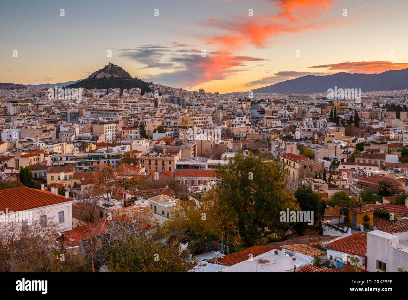 Vue sur la colline de Lycabette depuis le quartier Anafiotika dans la vieille ville. Banque D'Images
