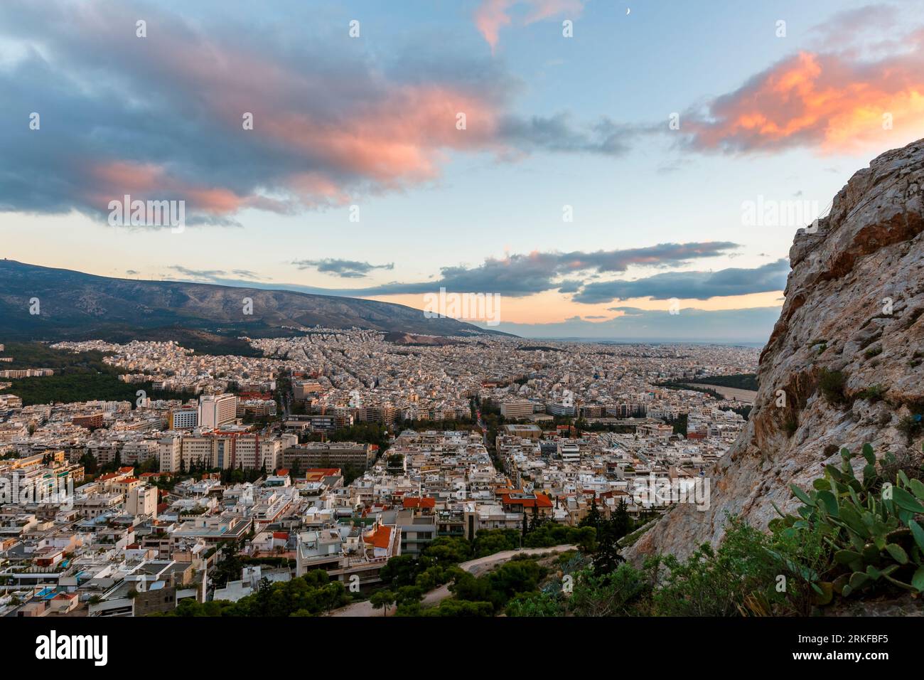 Vue d'Athènes depuis la colline du Lycabette au coucher du soleil, la Grèce. Banque D'Images