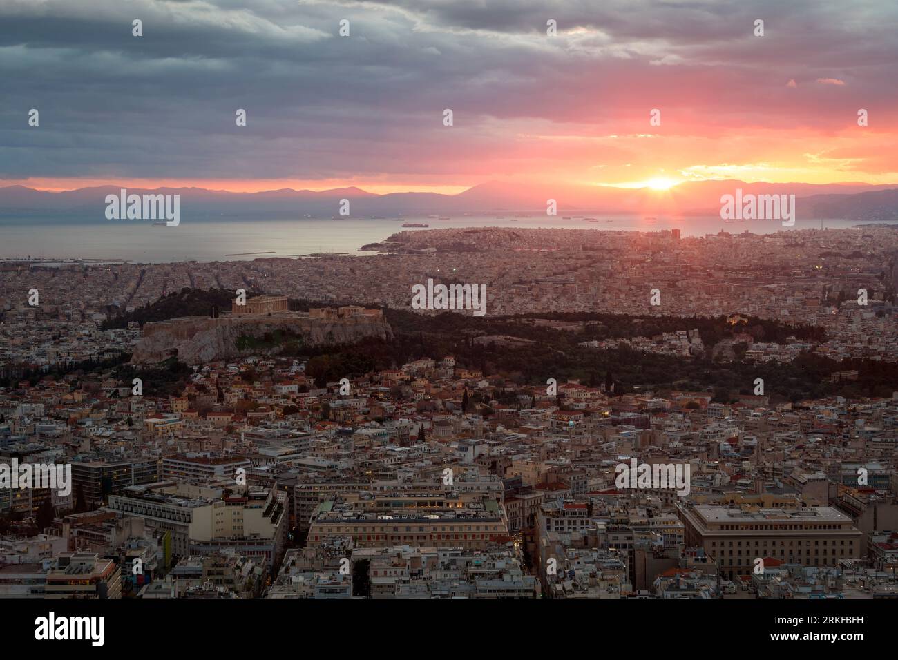Voir l'acropole d'Athènes et de la colline Lycabettus au coucher du soleil, la Grèce. Banque D'Images