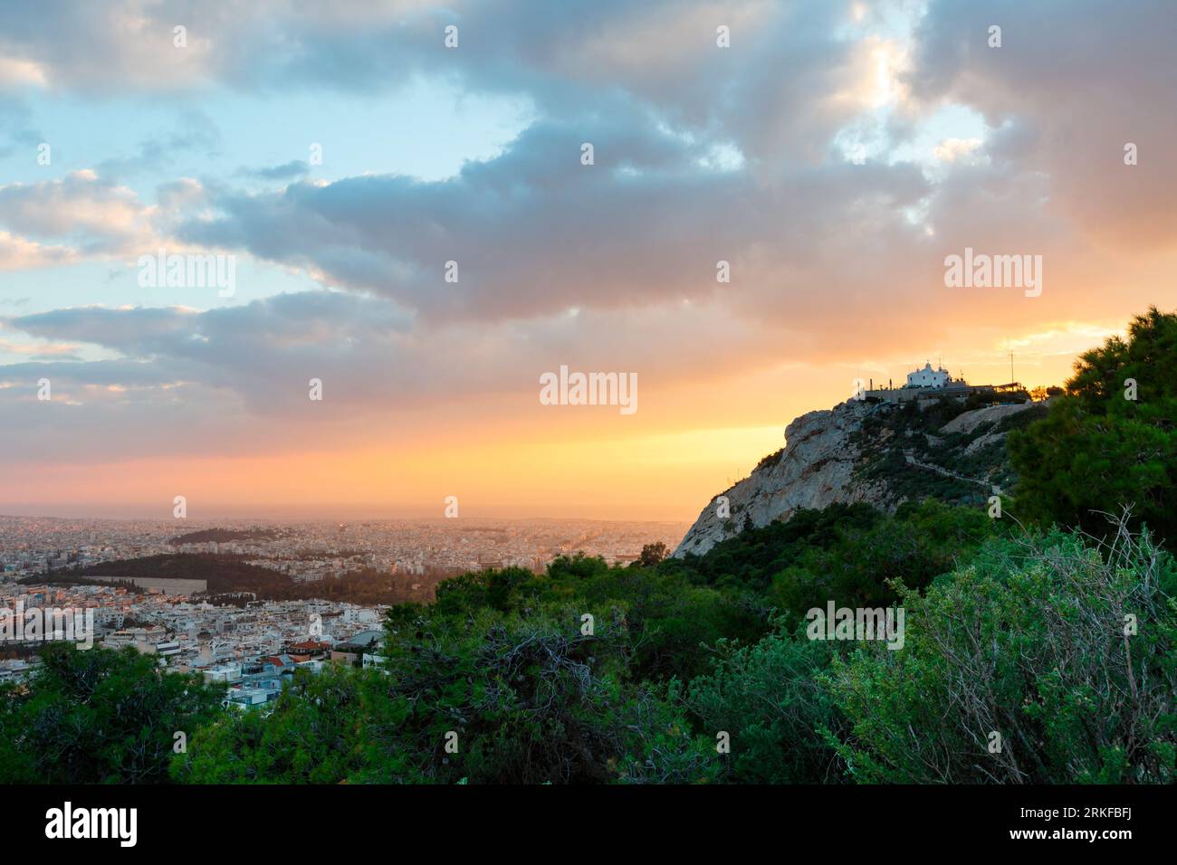 Vue d'Athènes depuis la colline du Lycabette au coucher du soleil, la Grèce. Banque D'Images