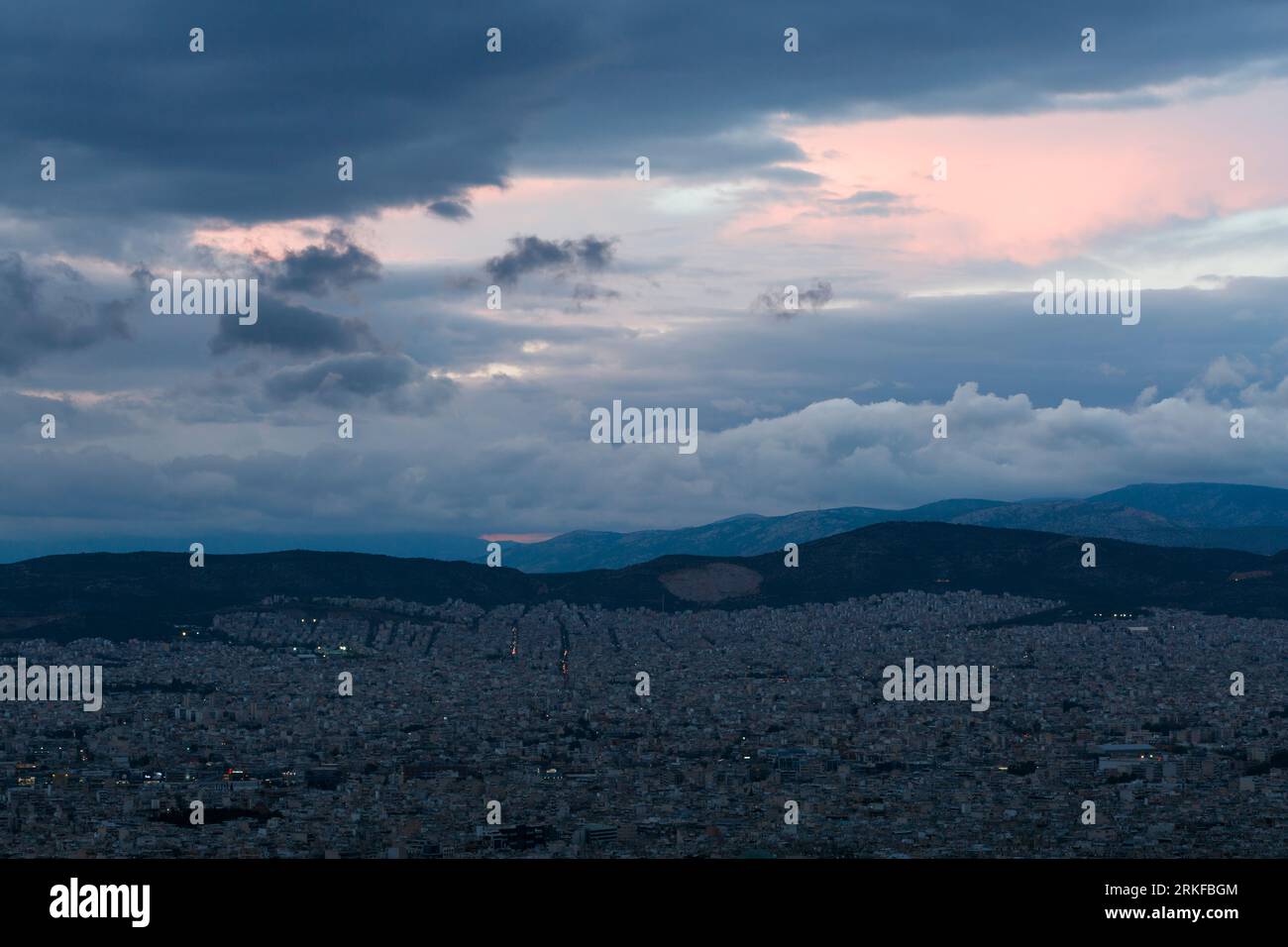 Vue d'Athènes depuis la colline du Lycabette au coucher du soleil, la Grèce. Banque D'Images
