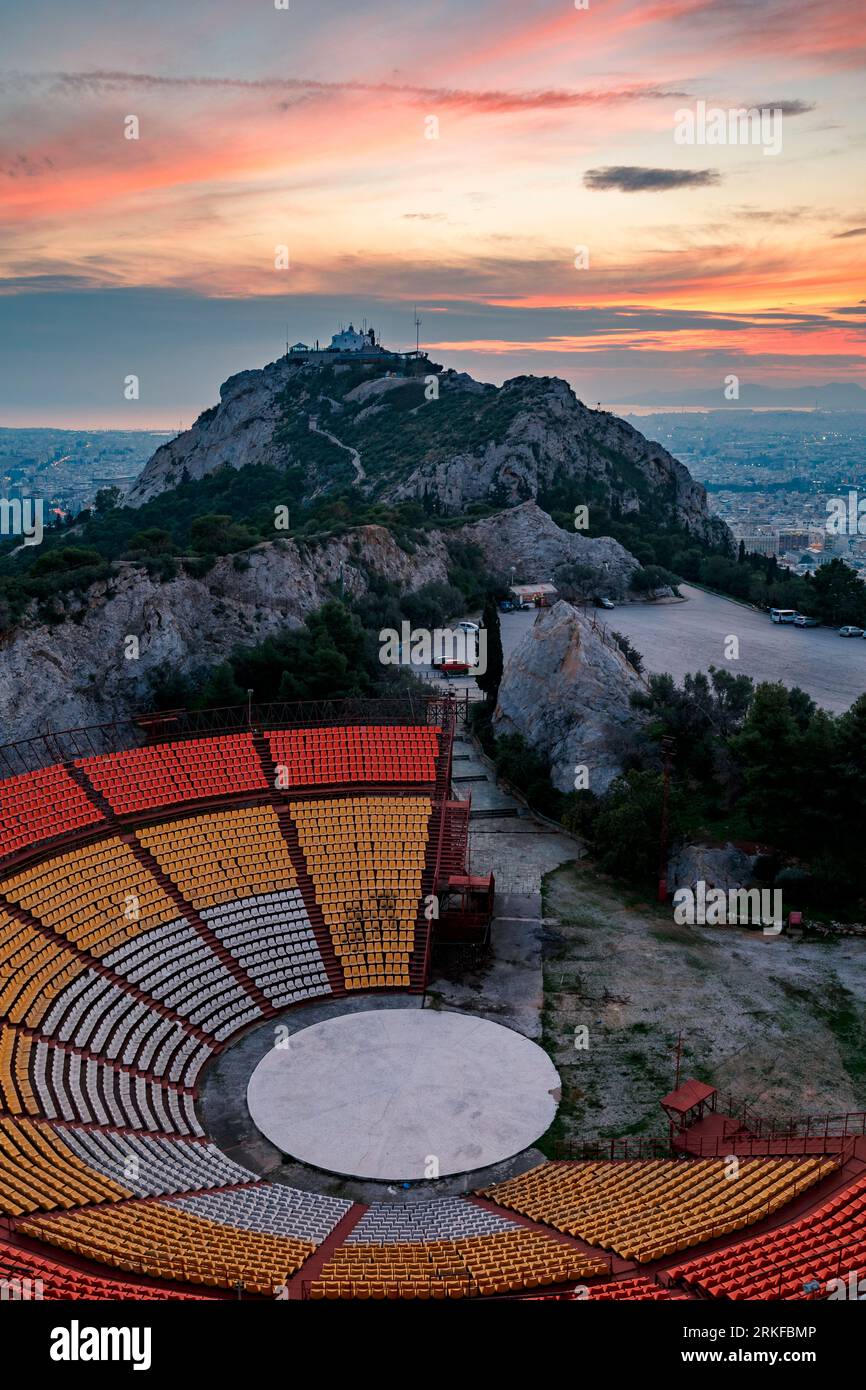 Vue sur le mont Lycabette et Athènes au coucher du soleil, la Grèce. Banque D'Images
