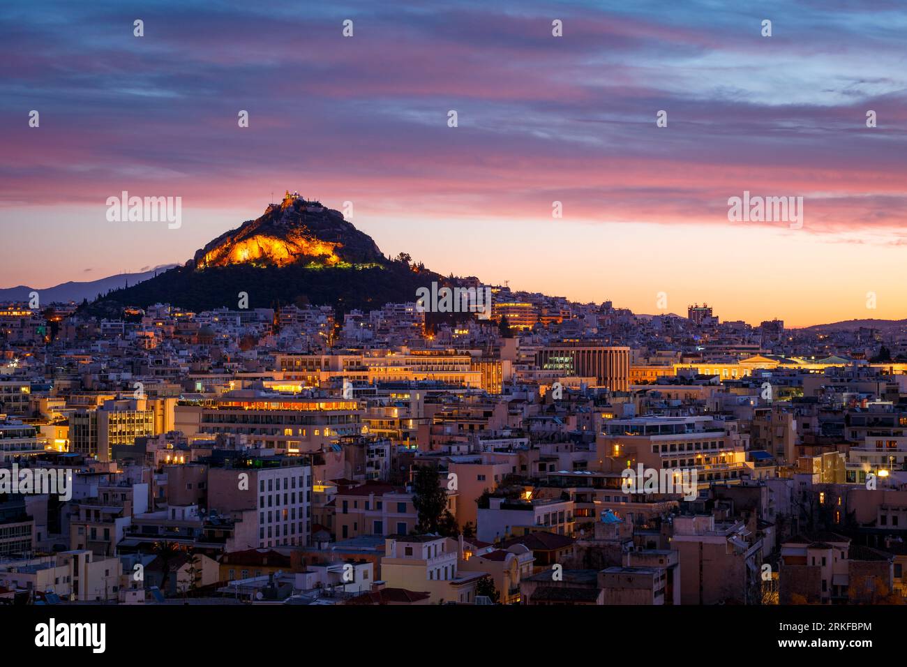 Vue sur la colline de Lycabette depuis le quartier Anafiotika dans la vieille ville. Banque D'Images