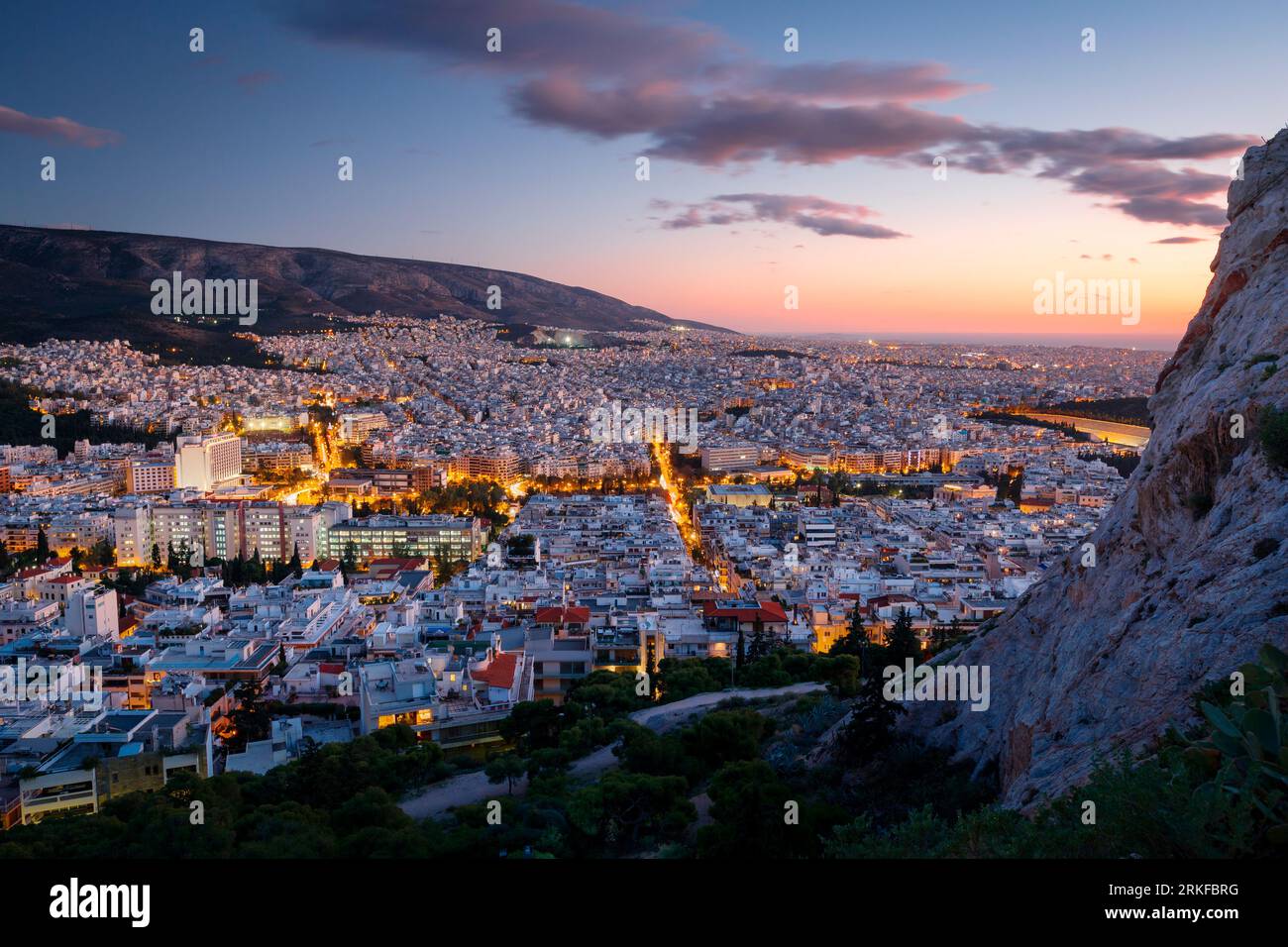 Vue d'Athènes depuis la colline du Lycabette au coucher du soleil, la Grèce. Banque D'Images