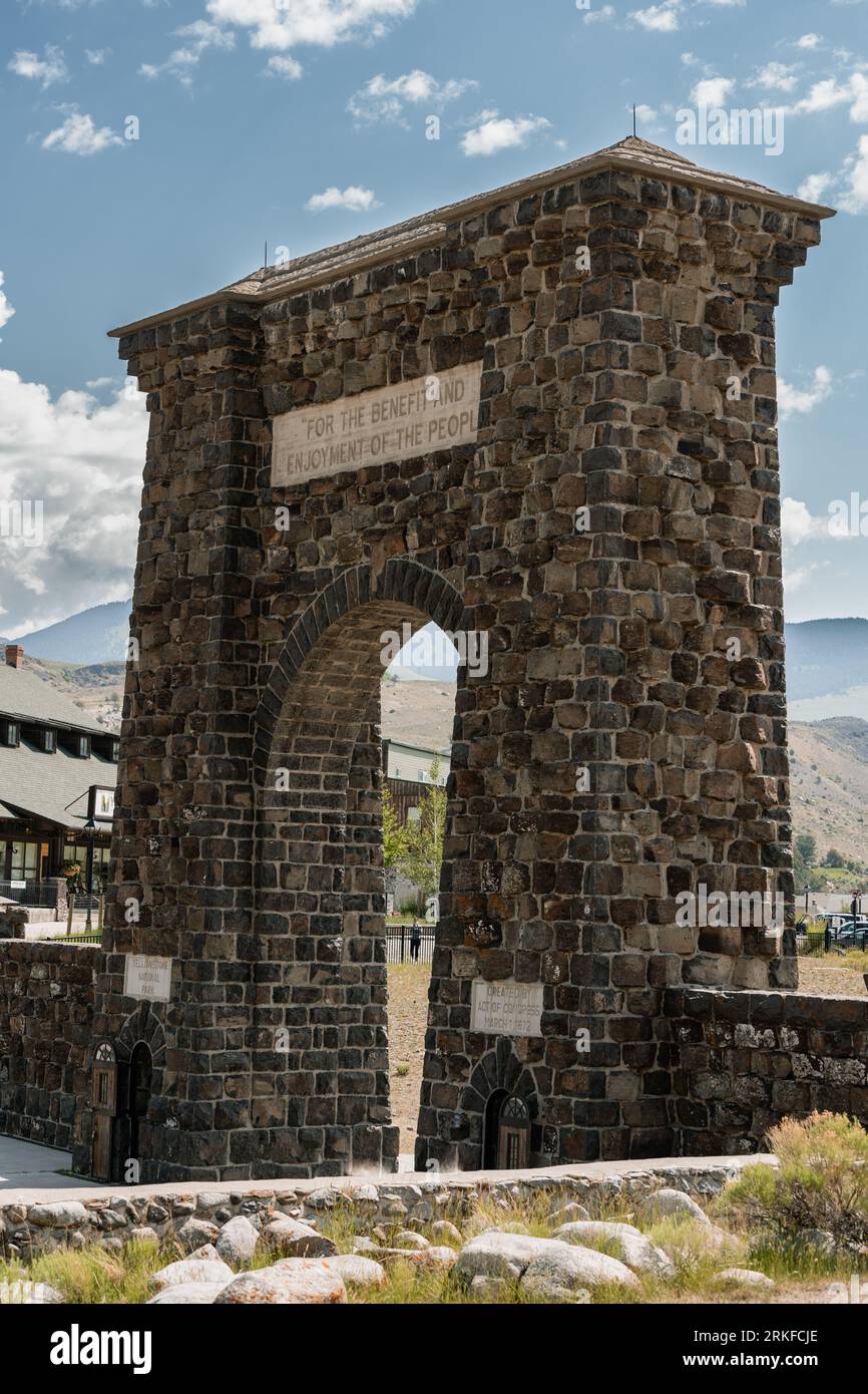 Roosevelt Arch dans le parc national de Yellowstone, Gardiner Montana en été. Banque D'Images Roosevelt Arch dans le parc national de Yellowstone, Gardiner Montana en été. Banque D'Images