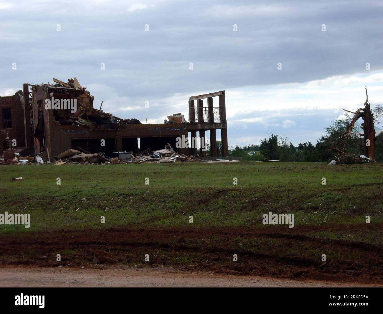 Bildnummer : 55402230 Datum : 25.05.2011 Copyright : imago/Xinhua (110526) -- PIÉMONT, 26 mai 2011 (Xinhua) -- des ruines ont été vues après la tornade qui a frappé Piémont, au nord-ouest d'Oklahoma City aux États-Unis, le 25 mai 2011. Plusieurs tornades ont frappé la plus grande ville de l'État et ses banlieues, tuant au moins huit personnes et blessant quelque 60 personnes, selon les médias locaux. (Xinhua) (djj) U.S.-OKLAHOMA-TORNADO PUBLICATIONxNOTxINxCHN Gesellschaft Schäden USA Tornado kbdig xdp 2011 quer o0 totale Gebäude Bildnummer 55402230 Date 25 05 2011 Copyright Imago XINHUA Piedmont Mai 26 2011 XINHUA ruines sont Banque D'Images