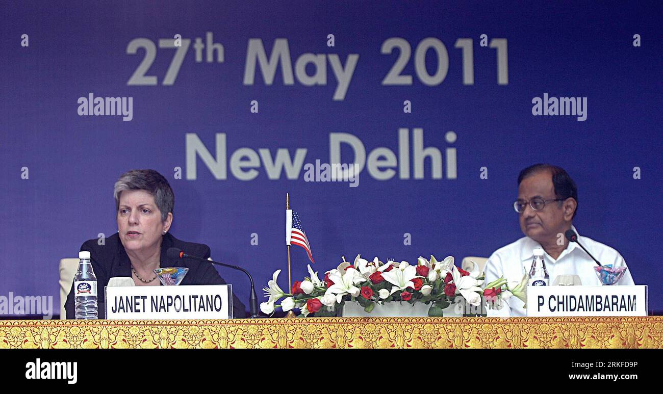 Bildnummer : 55402844 Datum : 27.05.2011 Copyright : imago/Xinhua NEW DELHI, 27 mai 2011 (Xinhua) -- la secrétaire américaine à la sécurité intérieure Janet Napolitano (L) et le ministre indien de l'intérieur P. Chidambaram assistent à une conférence de presse conjointe à New Delhi, Inde, le 27 mai 2011. Les États-Unis et l’Inde se sont engagés à intensifier leurs efforts en matière de lutte contre le terrorisme, de partage du renseignement et de cybersécurité. (Xinhua/Partha Sarkar) (lhh) INDE-NEW DELHI-États-Unis PUBLICATIONxNOTxINxCHN personnes Politik kbdig xdp 2011 quer premiumd Bildnummer 55402844 Date 27 05 2011 Copyright Imago XINHUA New Delhi Mai 27 2011 XINHUA U. Banque D'Images