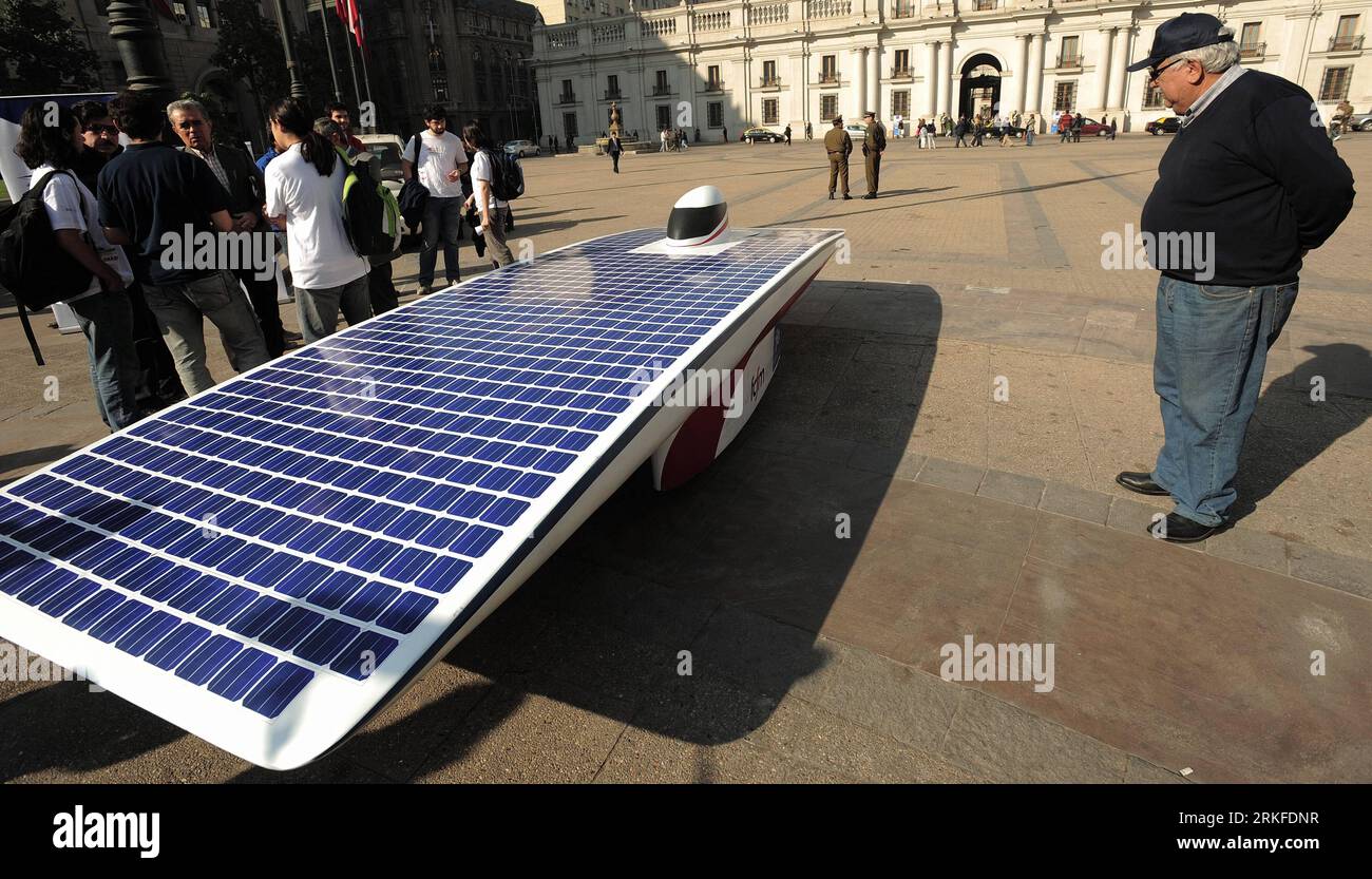 Bildnummer : 55405019 Datum : 27.05.2011 Copyright : imago/Xinhua (110528) -- SANTIAGO, 28 mai 2011 (Xinhua) -- un homme observe le véhicule solaire EOLIAN 2, exposé sur la place principale Plaza de la Constitucion , à Santiago, capitale du Chili, le 27 mai 2011. Le véhicule à énergie solaire a été développé par des étudiants de l'Université du Chili, pour participer aux courses de voitures solaires World Solar Challenge et Atacama Solar Challenge. (Xinhua/Jorge Villegas) CHILI-SANTIAGO-TECHNOLOGY-SOLAR VEHICLE PUBLICATIONxNOTxINxCHN Wirtschaft Energie Solarenergie Solarmobil Solarzellen Fahrzeug kbdig xmk x0x 2011 quer Banque D'Images