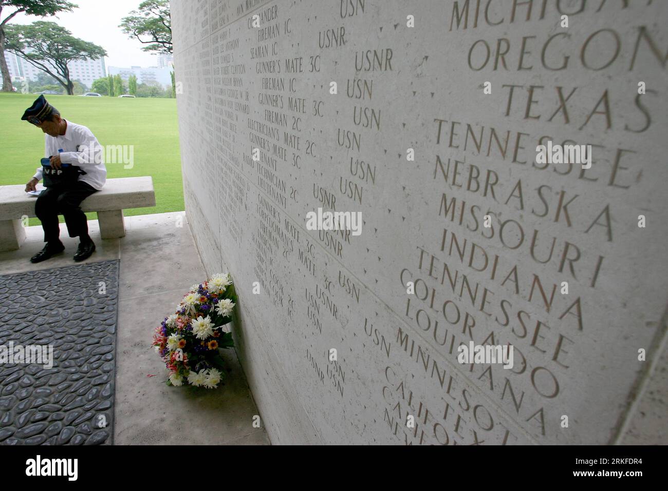 Bildnummer : 55407547 Datum : 29.05.2011 Copyright : imago/Xinhua (110529) -- MANILLE, 29 mai 2011 (Xinhua) -- un ancien combattant philippin est assis devant les 36 282 noms de soldats américains et philippins disparus inscrits sur un mur lors de la cérémonie du Memorial Day au Manille American Cemtery and Memorial Park à Taguig City, aux Philippines, le 29 mai 2011. Le site du cimetière contient un total de 17 206 tombes et est le plus grand cimetière du Pacifique pour les soldats américains et philippins tués pendant la Seconde Guerre mondiale (Xinhua/Rouelle Umali) (zf) PHILIPPINES-US-MEMORIAL-WORLD WAR II PUBLICATIONxNOTxINxCHN Gesel Banque D'Images