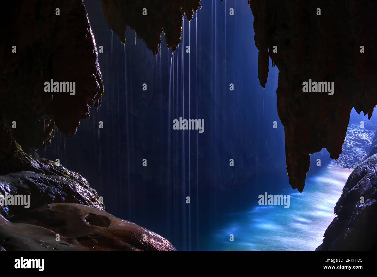 L'Espagne, communauté autonome d'Aragon, cascade dans le parc de l'Hôtel Monasterio de Piedra Banque D'Images