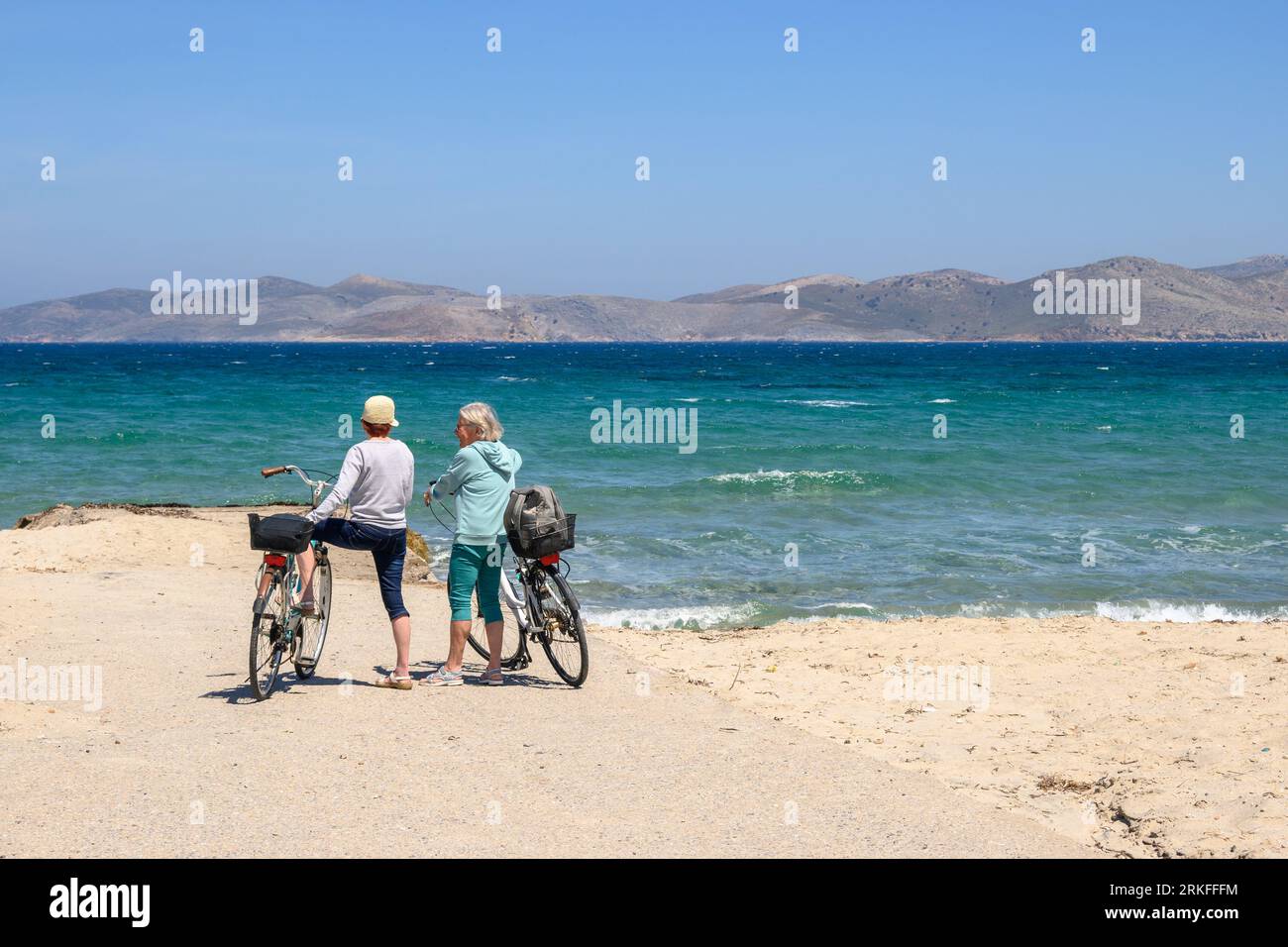 Kos, Grèce - 8 mai 2023 : touristes sur la plage de sable de Marmari. L'île grecque de Kos Banque D'Images