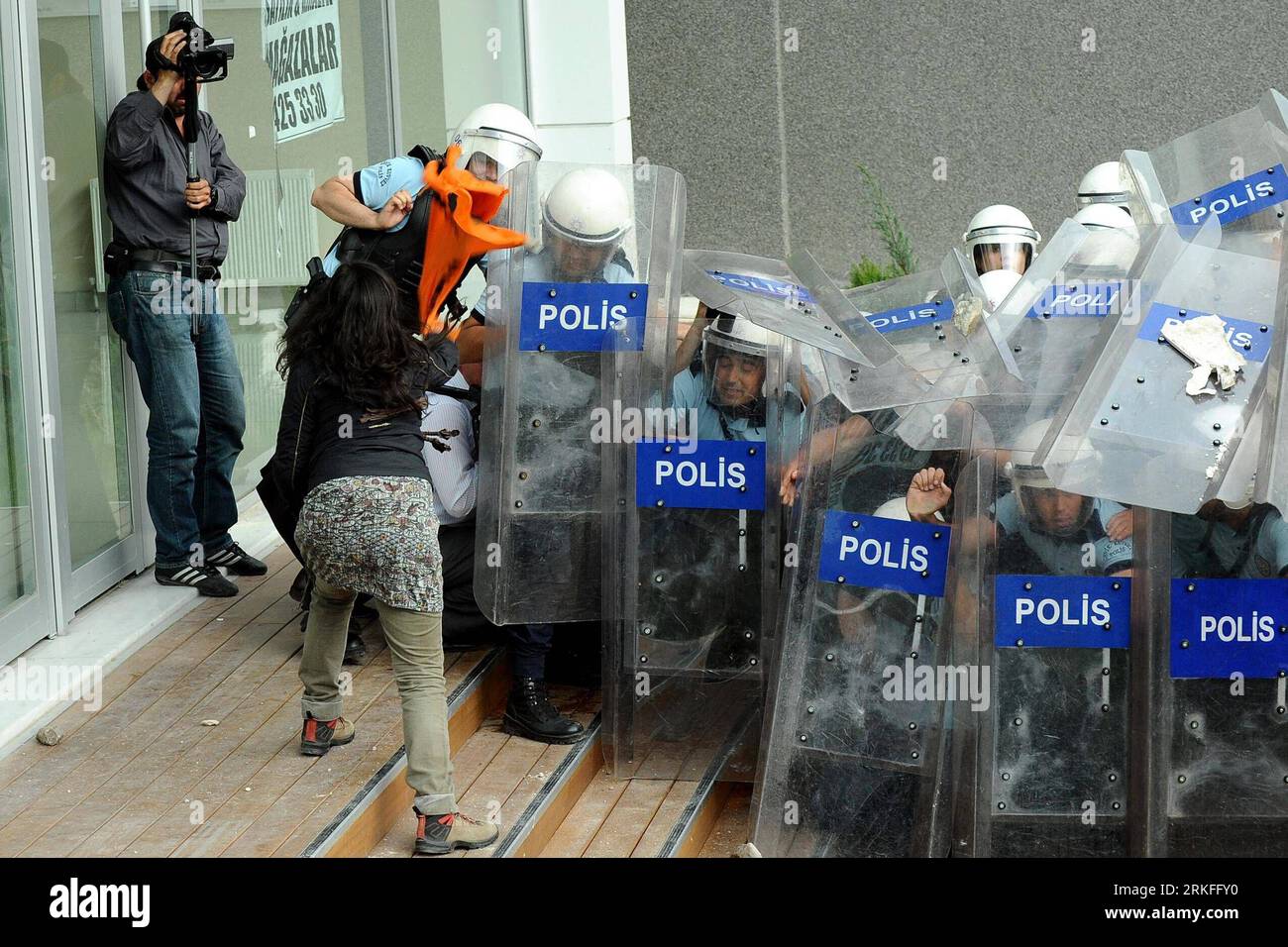 Bildnummer : 55416931 Datum : 31.05.2011 Copyright : imago/Xinhua (110531) -- ANKARA, 31 mai 2011 (Xinhua) -- un manifestant antigouvernemental s'affronte avec des policiers lors d'une manifestation déclenchée par les troubles lors d'un rassemblement électoral mardi dernier à Ankara, Turquie, le 31 mai 2011. Un homme est mort d'une crise cardiaque et un agent de sécurité a été grièvement blessé dans des troubles de rue alors que le Premier ministre turc Tayyip Erdogan se préparait à s'adresser mardi à un rassemblement électoral dans le nord du pays, selon les médias. (Xinhua/Anadolu) (wjd) TURQUIE-RASSEMBLEMENT ÉLECTORAL-TROUBLES-PROTESTATION PUBLICATIONxNOTxINxCHN po Banque D'Images