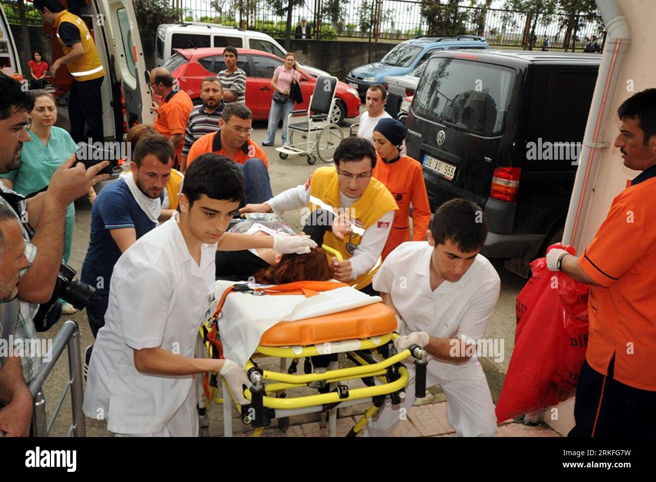 Bildnummer : 55417313 Datum : 31.05.2011 Copyright : imago/Xinhua (110531) -- HOPE (TURQUIE), 31 mai 2011 (Xinhua) -- le personnel médical envoie une personne blessée dans une ambulance pendant les troubles dans la ville de Hopa, Turquie, le 31 mai 2011. Un homme est mort d'une crise cardiaque et un agent de sécurité a été grièvement blessé dans des troubles de rue alors que le Premier ministre turc Tayyip Erdogan se préparait à s'adresser mardi à un rassemblement électoral dans le nord du pays, selon les médias. (Xinhua/Anadolu) (wjd) TURQUIE-RASSEMBLEMENT ÉLECTORAL-TROUBLES PUBLICATIONxNOTxINxCHN Politik Wahl Parlamentswahl Türkei Unruhen Randale kbdig xng 20 Banque D'Images