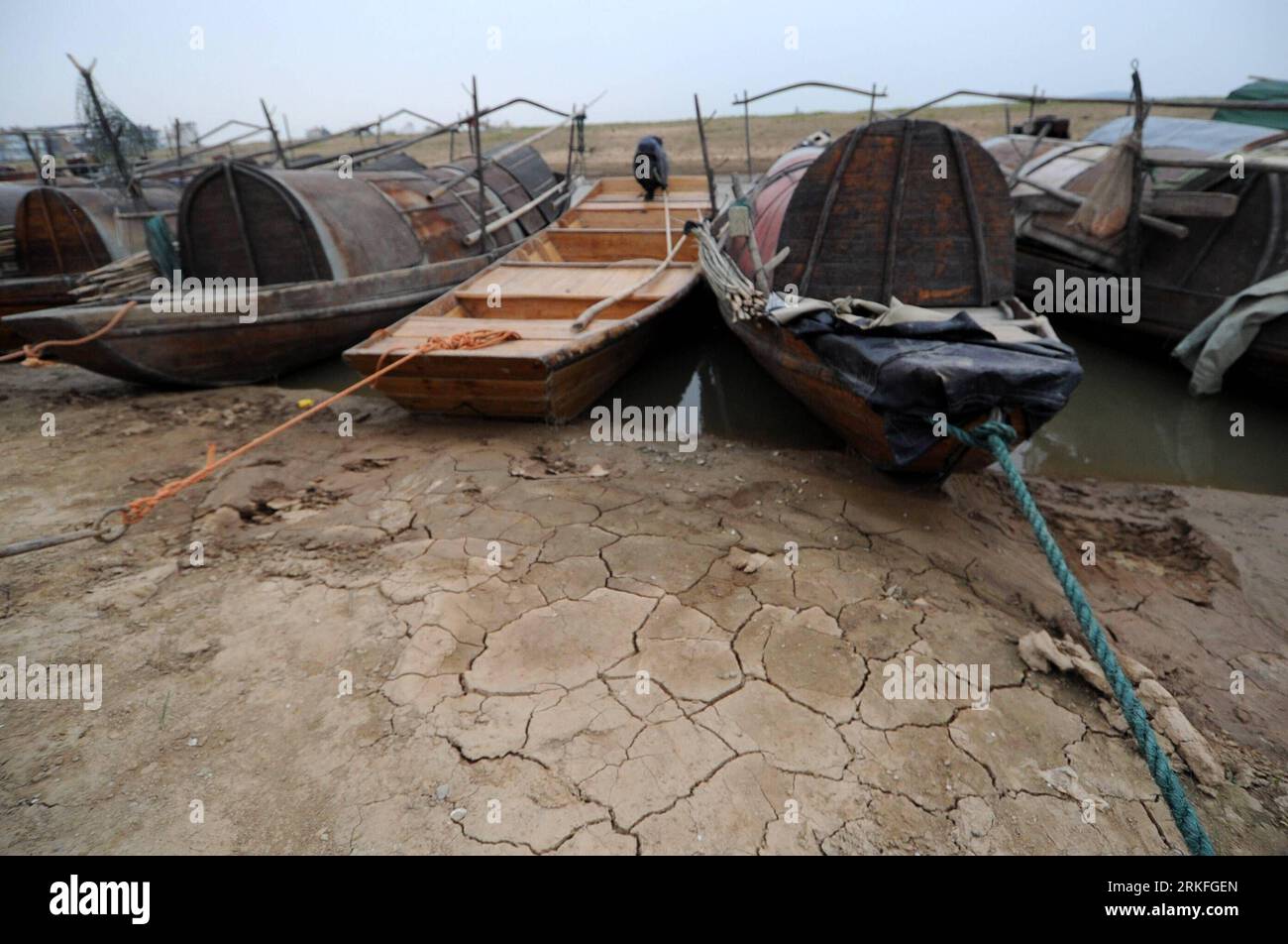 Bildnummer : 55419680 Datum : 31.05.2011 Copyright : imago/Xinhua (110601) -- NANCHANG, 1 juin 2011 (Xinhua) -- des bateaux reposent au fond du lac Poyang dans le comté de Xingzi, province de Jiangxi, dans l'est de la Chine, le 31 mai 2011. La zone d'eau du plus grand lac d'eau douce de Chine, le lac Poyang, a diminué en grande partie en raison d'une sécheresse sévère dans le Jiangxi depuis des mois. (Xinhua/Zhou Ke) (llp) CHINA-JIANGXI-POYANG LAKE-DRY (CN) PUBLICATIONxNOTxINxCHN Gesellschaft Klima Wetter Dürre xsk 2011 quer o0 Trockenheit Boote Fischerei Wirtschaft Bildnummer 55419680 Date 31 05 2011 Copyright Imago XINHUA Nanchang juin 1 Banque D'Images