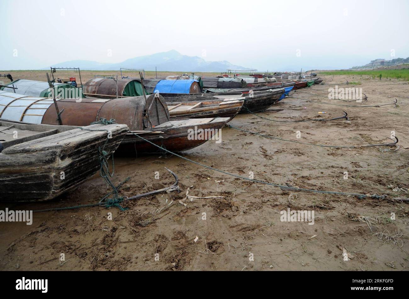 Bildnummer : 55419679 Datum : 31.05.2011 Copyright : imago/Xinhua (110601) -- NANCHANG, 1 juin 2011 (Xinhua) -- des navires reposent au fond du lac Poyang dans le comté de Xingzi, province de Jiangxi, dans l'est de la Chine, le 31 mai 2011. La zone d'eau du plus grand lac d'eau douce de Chine, le lac Poyang, a diminué en grande partie en raison d'une sécheresse sévère dans le Jiangxi depuis des mois. (Xinhua/Zhou Ke) (llp) CHINA-JIANGXI-POYANG LAKE-DRY (CN) PUBLICATIONxNOTxINxCHN Gesellschaft Klima Wetter Dürre xsk 2011 quer o0 Trockenheit Boote Fischerei Wirtschaft totale Bildnummer 55419679 Date 31 05 2011 Copyright Imago XINHUA Nanchang Banque D'Images