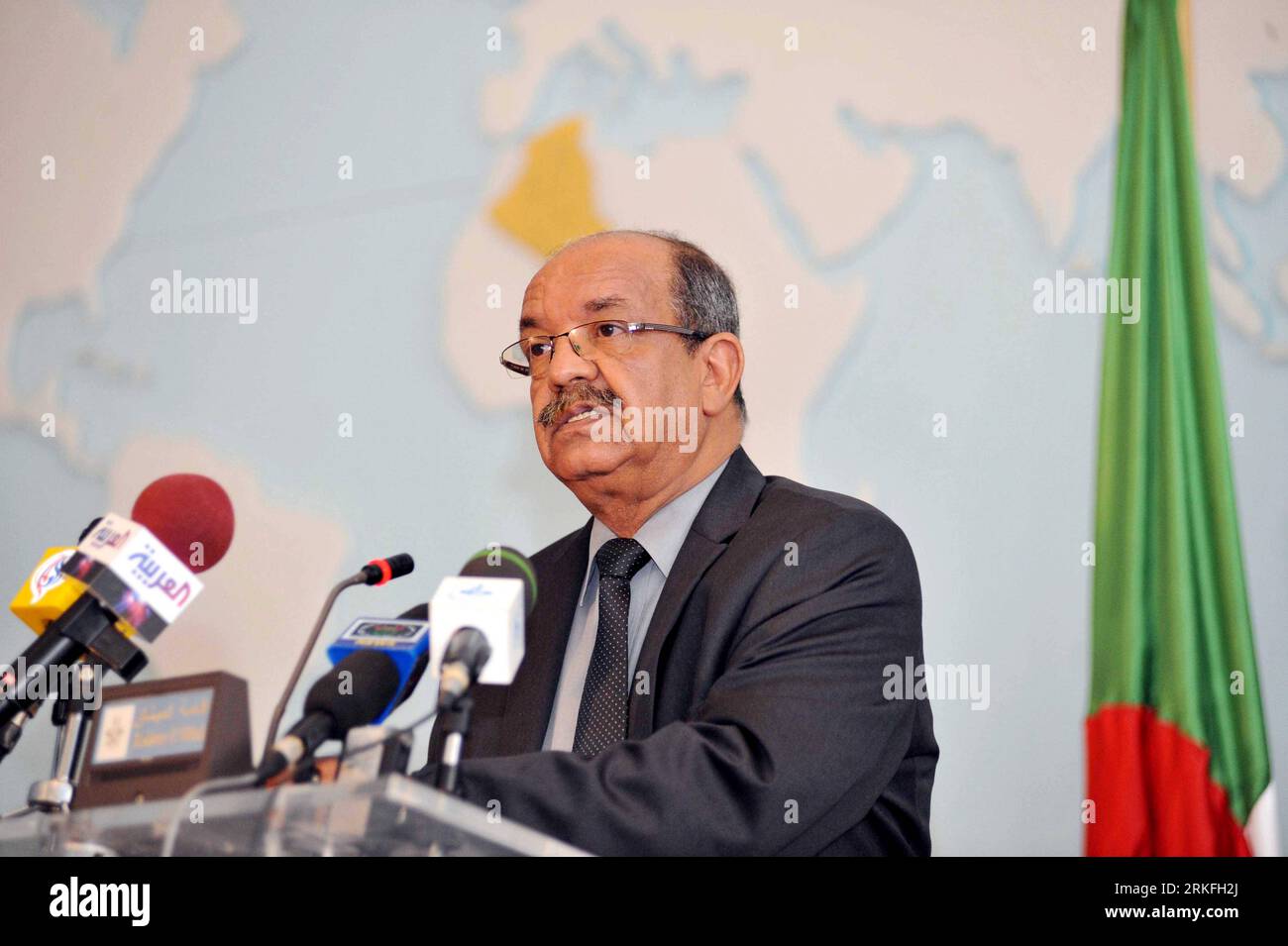 Bildnummer : 55419860 Datum : 02.06.2011 Copyright : imago/Xinhua (110602) -- ALGER , 02 juin 2011 (Xinhua) -- le vice-ministre algérien du Maghreb et des Affaires africaines Abdelkader Messahel prend la parole lors d'une conférence de presse à Alger, Algérie, le 1 juin 2011. Messahel a déclaré mercredi que l'Algérie appelle à un dialogue inclusif en Libye avec la participation de toutes les parties libyennes pour parvenir à un règlement pacifique de la crise.(Xinhua/Mohamed Kadri)(xnz) ALGERIA-ALGER-LIBYA-AFFAIRS PUBLICATIONxNOTxINxCHN People Politik x0x xsk 2011 quer premiumd Bildnummer 55419860 Date 02 06 2011 Copyright Banque D'Images