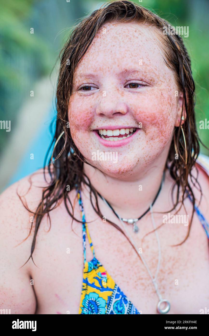 Boho Freckled face Gen Z illustre la positivité du corps à la plage Banque D'Images