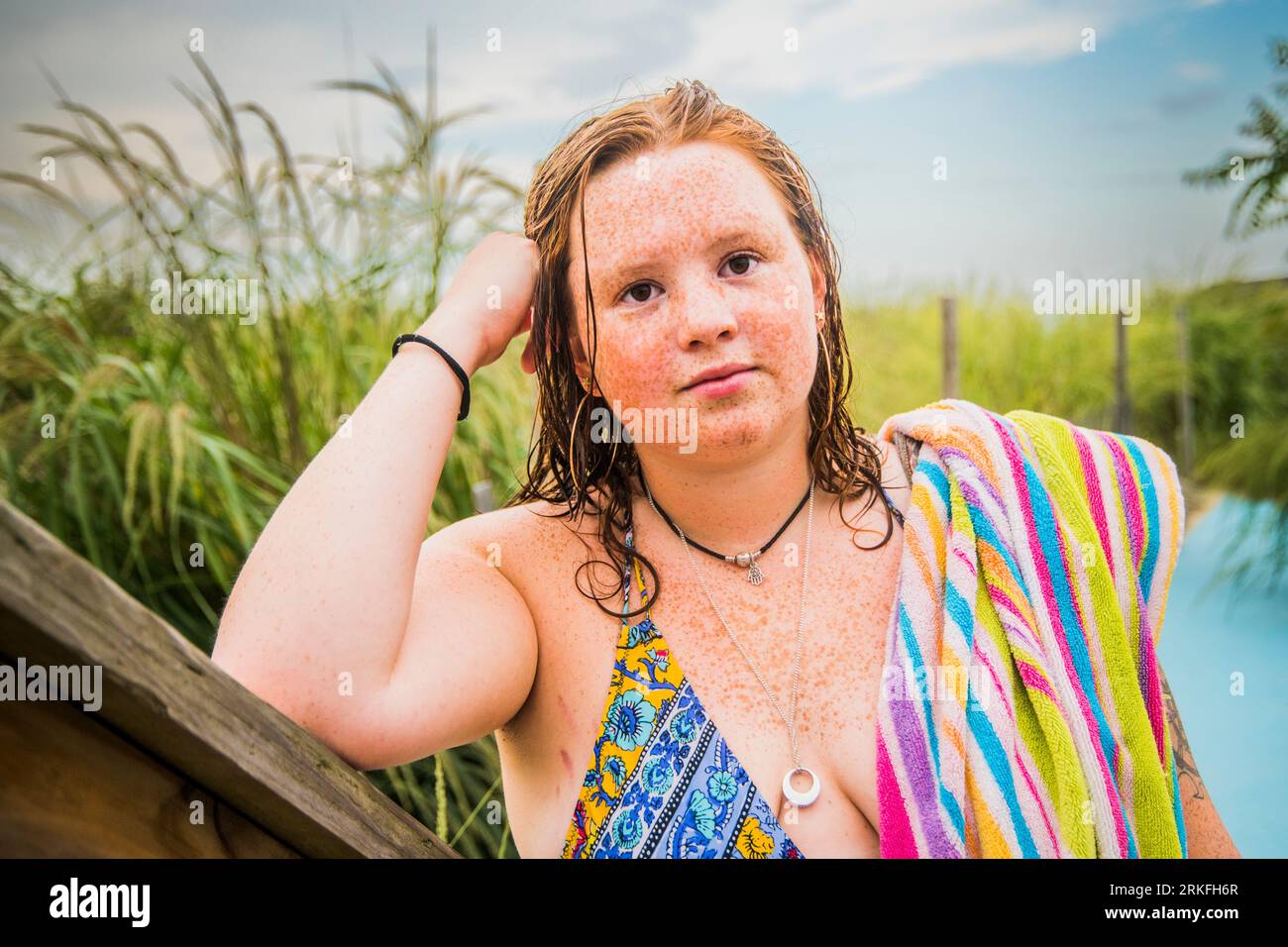 Boho Freckled face Gen Z illustre la positivité du corps à la plage Banque D'Images