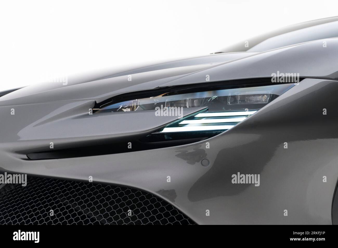 Phare d'une Ferrari SF90 isolé sur fond blanc Banque D'Images