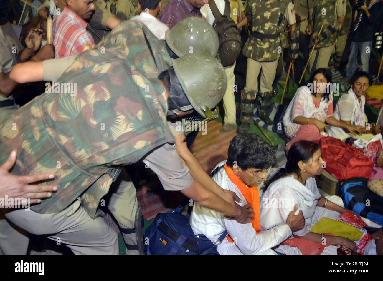 Bildnummer : 55429452 Datum : 05.06.2011 Copyright : imago/Xinhua (110605) -- NEW DELHI , 5 juin 2011 (Xinhua) -- les partisans indiens du gourou du yoga Baba Ramdev affrontent la police sur le site où ils organisent une grève de la faim au Ramlila Ground à New Delhi, Inde, le 5 juin 2011. Les policiers ont déferlé dimanche sur le lieu de la grève de la faim du charismatique gourou indien du yoga et l'ont expulsé de force, lui et des milliers de ses partisans. (Xinhua/Partha Sarkar) (xhn) INDIA-NEW DELHI-BABA RAMDEV PUBLICATIONxNOTxINxCHN People Politik Hungerstreik premiumd xmk x0x 2011 quer Bildnummer 5542945 Banque D'Images