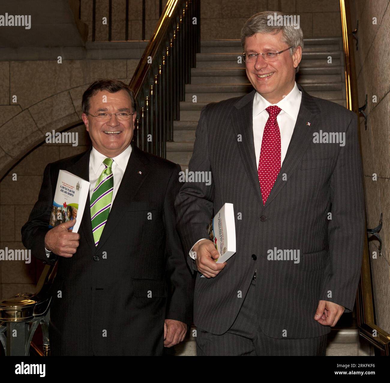 Bildnummer : 55433911 référence : 06.06.2011 Copyright : imago/Xinhua (110607) -- OTTAWA, le 7 juin 2011 (Xinhua) -- le Premier ministre du Canada Stephen Harper (à droite) et le ministre des Finances Jim Flaherty se rendent à la Chambre des communes pour déposer le budget sur la Colline du Parlement, à Ottawa, Ontario, Canada, le 6 juin 2011. Le ministre des Finances du Canada Jim Flaherty a déposé lundi un budget national qui promettait d’équilibrer les comptes d’ici 2014-2015, alors que les ministères du gouvernement commençaient à licencier des employés.(Xinhua/Christopher Pike) (zf) BUDGET FÉDÉRAL-CANADA PUBLICATIONxNOTxINxCHN People Politik xcb x0x 2011 quadrat Bildnumm Banque D'Images