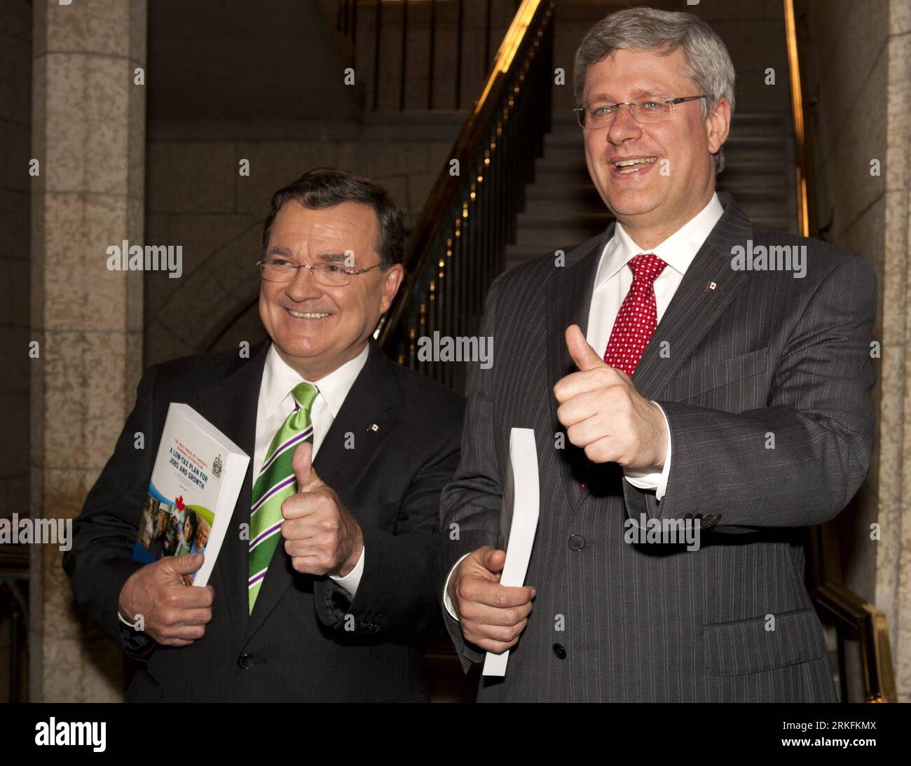 Bildnummer : 55433915 référence : 06.06.2011 Copyright : imago/Xinhua (110607) -- OTTAWA, 7 juin 2011 (Xinhua) -- le premier ministre du Canada Stephen Harper (à droite) et le ministre des Finances Jim Flaherty donnent le pouce en se rendant à la Chambre des communes pour présenter le budget sur la Colline du Parlement à Ottawa, Ontario, Canada, le 6 juin 2011. Le ministre des Finances du Canada, Jim Flaherty, a déposé lundi un budget national qui promettait d’équilibrer les comptes d’ici 2014-2015, alors que les ministères du gouvernement commençaient à licencier des employés.(Xinhua/Christopher Pike) (zf) BUDGET FÉDÉRAL-CANADA PUBLICATIONxNOTxINxCHN People Politik xcb x0x 20 Banque D'Images