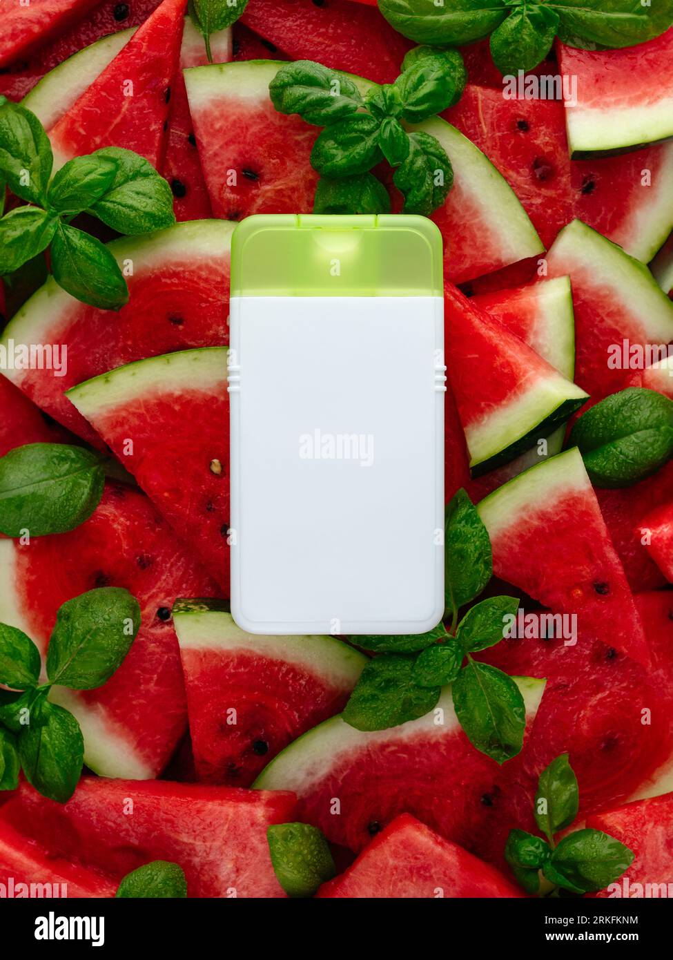 bouteille pour cosmétiques sur le fond d'un motif de pièces Banque D'Images