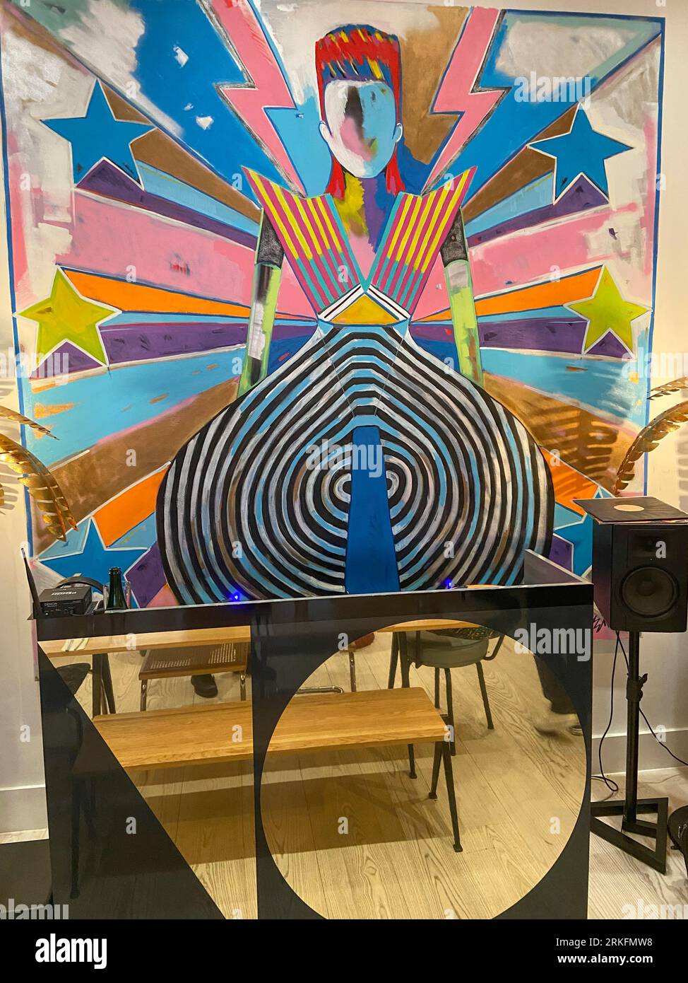 PEINTURE DAVID BOWIE COSTUME TOKYO POP PAR YAMAMOTO DANS LE RESTAURANT VERT ZIGGY 1 HEDDON STREET LONDON Banque D'Images