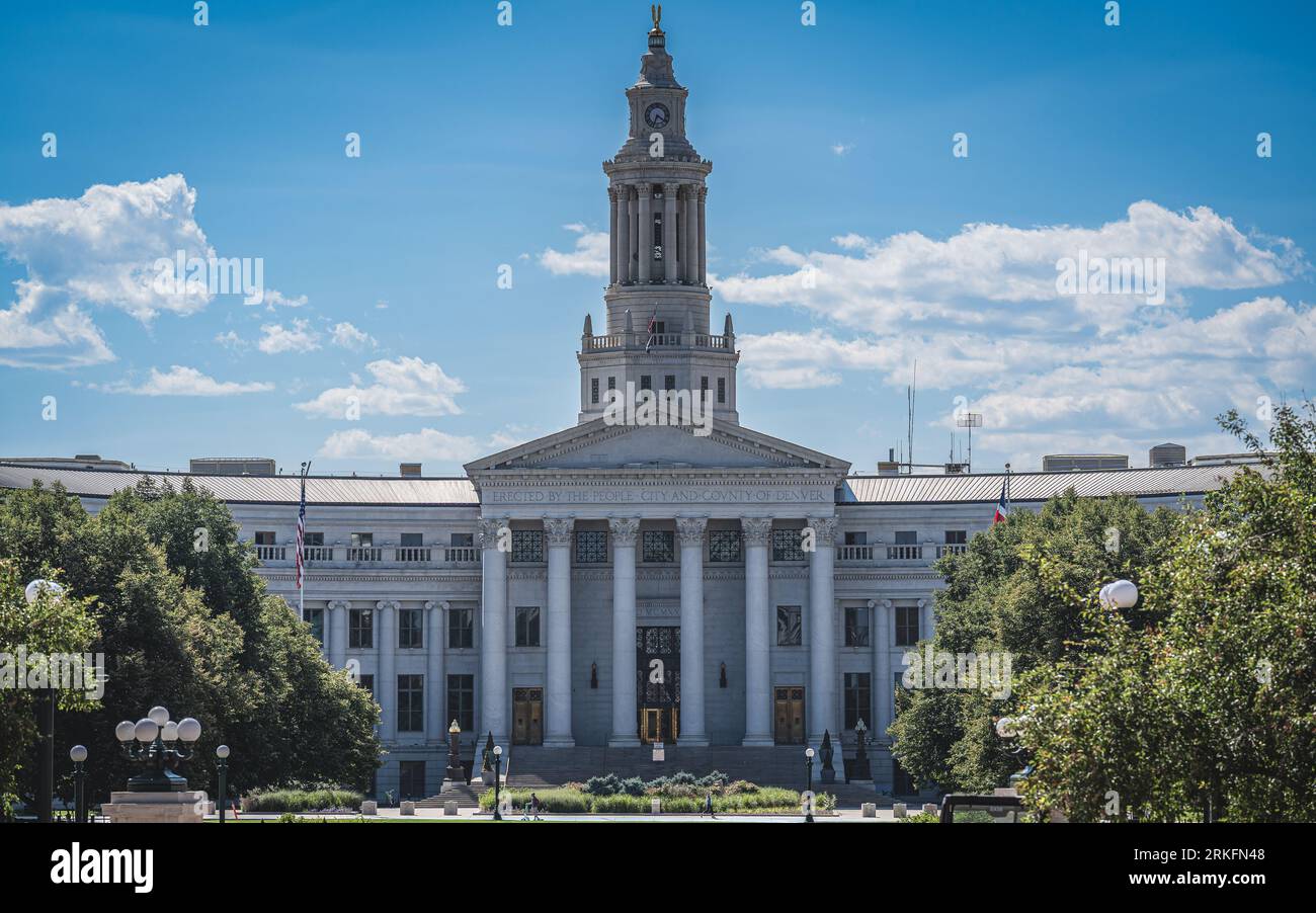 Belle vue aérienne de Denver, Colorado, mettant en valeur le bâtiment du conseil municipal au premier plan, entouré par la magnifique Skyline de la ville Banque D'Images