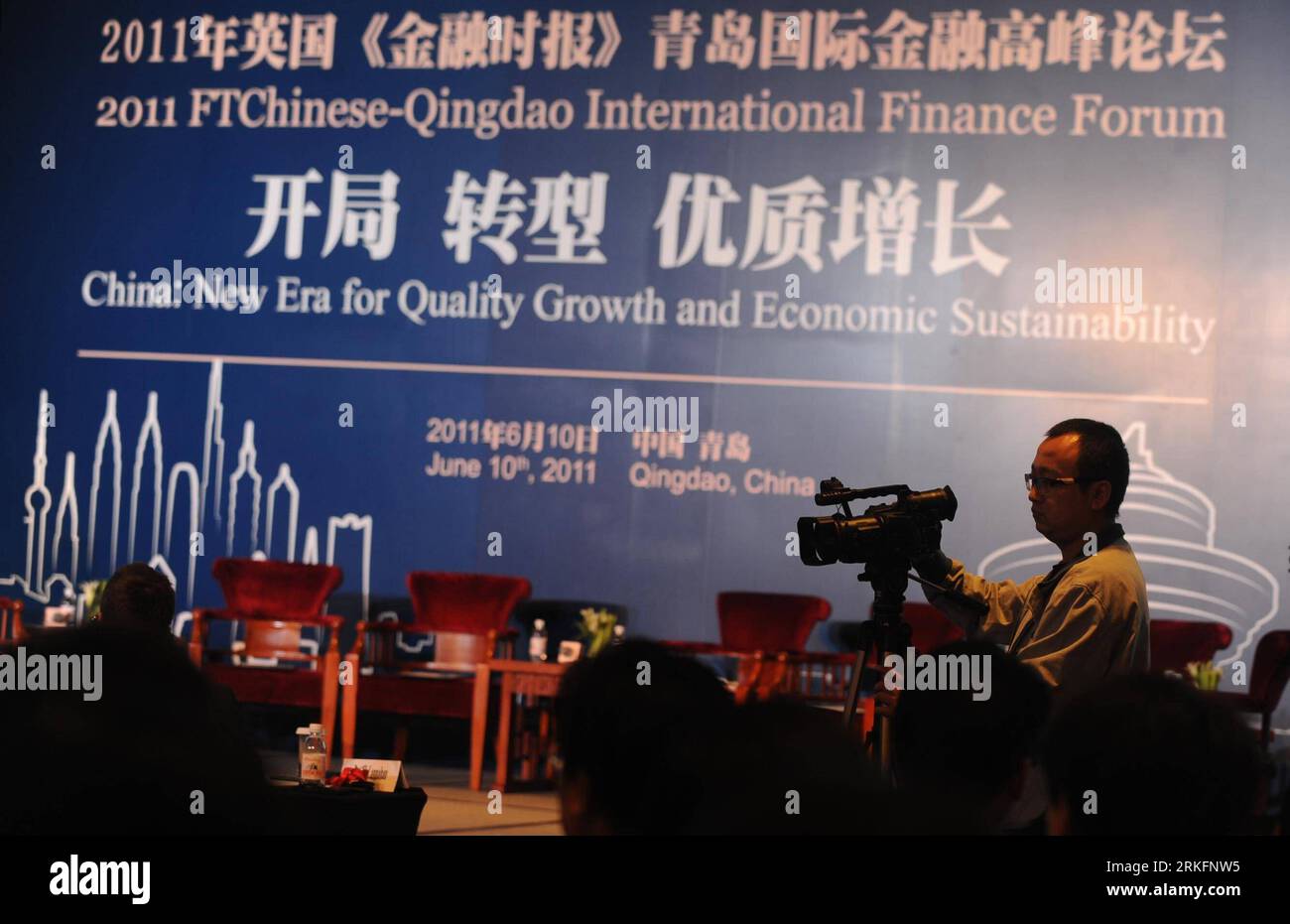 Bildnummer : 55444680 Datum : 10.06.2011 Copyright : imago/Xinhua (110610) -- QINGDAO, 10 juin 2011 (Xinhua) -- Un reporter travaille au Forum financier international FTChinese-Qingdao 2011 à Qingdao, dans la province du Shandong de l'est de la Chine, le 10 juin 2011. Le thème de l'événement est Nouvelle ère pour la croissance de la qualité et la durabilité économique de la Chine . (Xinhua/Li Ziheng) (zhs) CHINA-QINGDAO-FINANCE FORUM (CN) PUBLICATIONxNOTxINxCHN People Wirtschaft Politik xcb x0x 2011 quer premiumd Bildnummer 55444680 Date 10 06 2011 Copyright Imago XINHUA Qingdao juin 10 2011 XINHUA a reporter Works AT the 2011 Qingda Banque D'Images