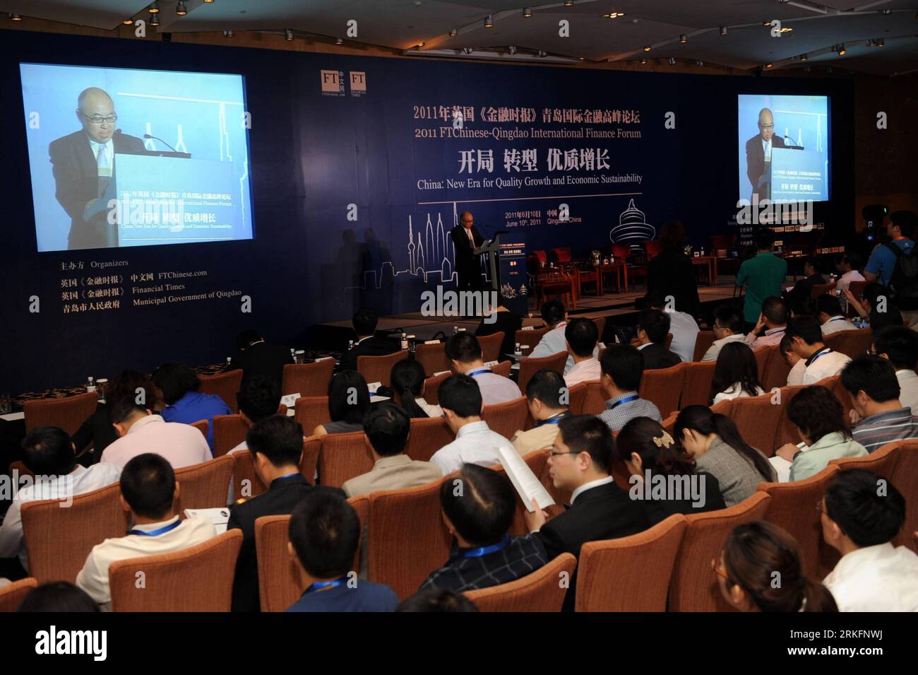 Bildnummer : 55444679 Datum : 10.06.2011 Copyright : imago/Xinhua (110610) -- QINGDAO, 10 juin 2011 (Xinhua) -- Zhang Lifen, rédacteur en chef adjoint du Financial Times, s'adresse au Forum financier international FTChinese-Qingdao 2011 à Qingdao, dans la province du Shandong de l'est de la Chine, le 10 juin 2011. Le thème de l'événement est Nouvelle ère pour la croissance de la qualité et la durabilité économique de la Chine . (Xinhua/Li Ziheng) (zhs) CHINA-QINGDAO-FINANCE FORUM (CN) PUBLICATIONxNOTxINxCHN People Wirtschaft Politik xcb x0x 2011 quer premiumd Bildnummer 55444679 Date 10 06 2011 Copyright Imago XINHUA Qingdao juin 10 2011 XINH Banque D'Images