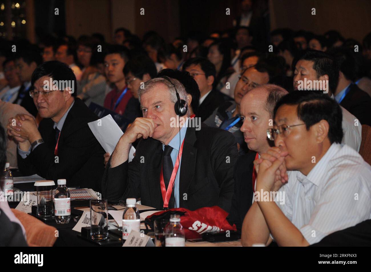 Bildnummer : 55444678 Datum : 10.06.2011 Copyright : imago/Xinhua (110610) -- QINGDAO, 10 juin 2011 (Xinhua) -- les invités écoutent le Forum financier international FTChinese-Qingdao 2011 à Qingdao, dans la province du Shandong de l'est de la Chine, le 10 juin 2011. Le thème de l'événement est Nouvelle ère pour la croissance de la qualité et la durabilité économique de la Chine . (Xinhua/Li Ziheng) (zhs) CHINA-QINGDAO-FINANCE FORUM (CN) PUBLICATIONxNOTxINxCHN People Wirtschaft Politik xcb x0x 2011 quer premiumd Bildnummer 55444678 Date 10 06 2011 Copyright Imago XINHUA Qingdao juin 10 2011 XINHUA invités listes AU 2011 Qingdao Inter Banque D'Images
