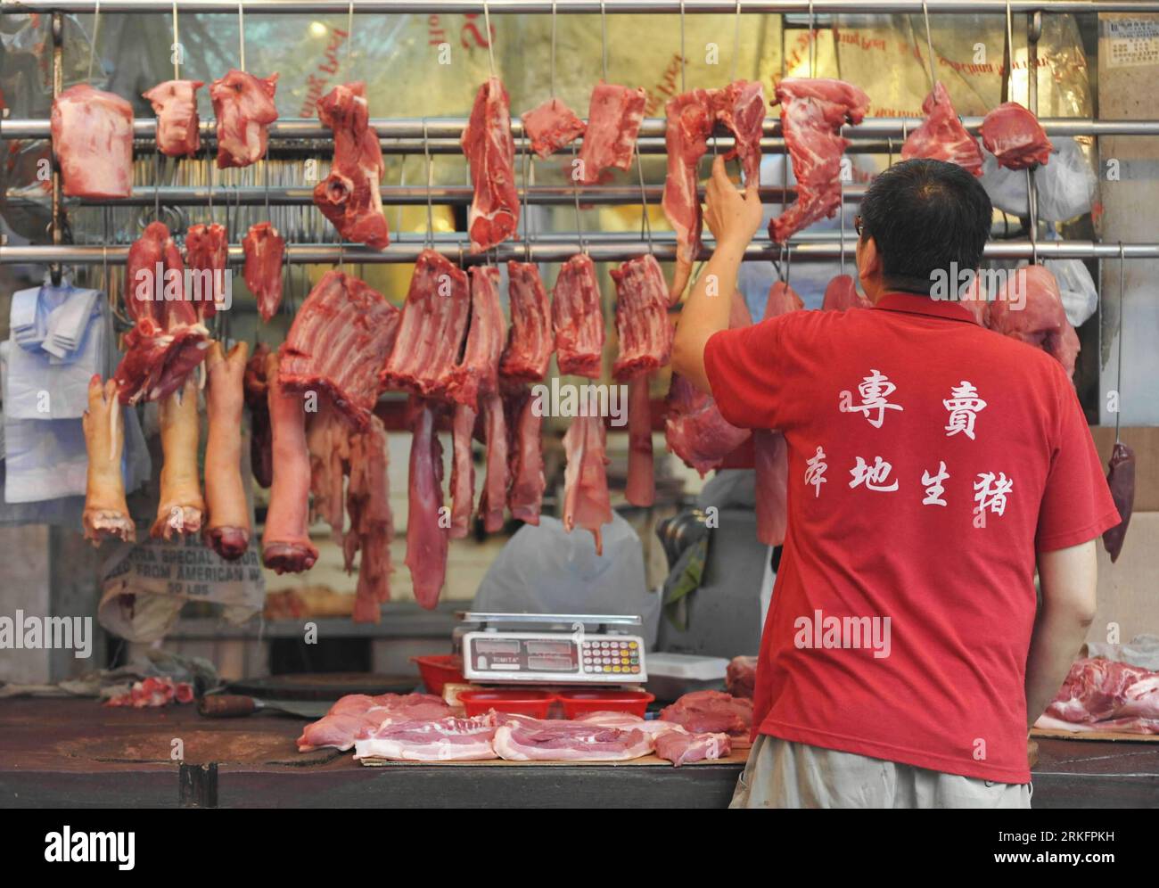 Bildnummer : 55447449 Datum : 11.06.2011 Copyright : imago/Xinhua (110611) -- HONG KONG, 11 juin 2011 (Xinhua) -- Un commerçant vend du porc sur un marché de Hong Kong, dans le sud de la Chine, le 11 juin 2011. Ng Fung Hong Limited, le seul agent responsable du transport du bétail et de la viande congelée du continent chinois à Hong Kong, a annoncé vendredi une hausse des prix commerciaux de 3,29 pour cent et 2,89 pour cent respectivement pour la race fine de bovins et les bovins gras. Le prix de détail du porc à Hong Kong a augmenté de 15 pour cent depuis avril. (Xinhua/Huang Xiaoyong)(mcg) CHINE-HONG KONG-AUGMENTATION DES PRIX DU BŒUF ET DU PORC (CN) PUBLICA Banque D'Images